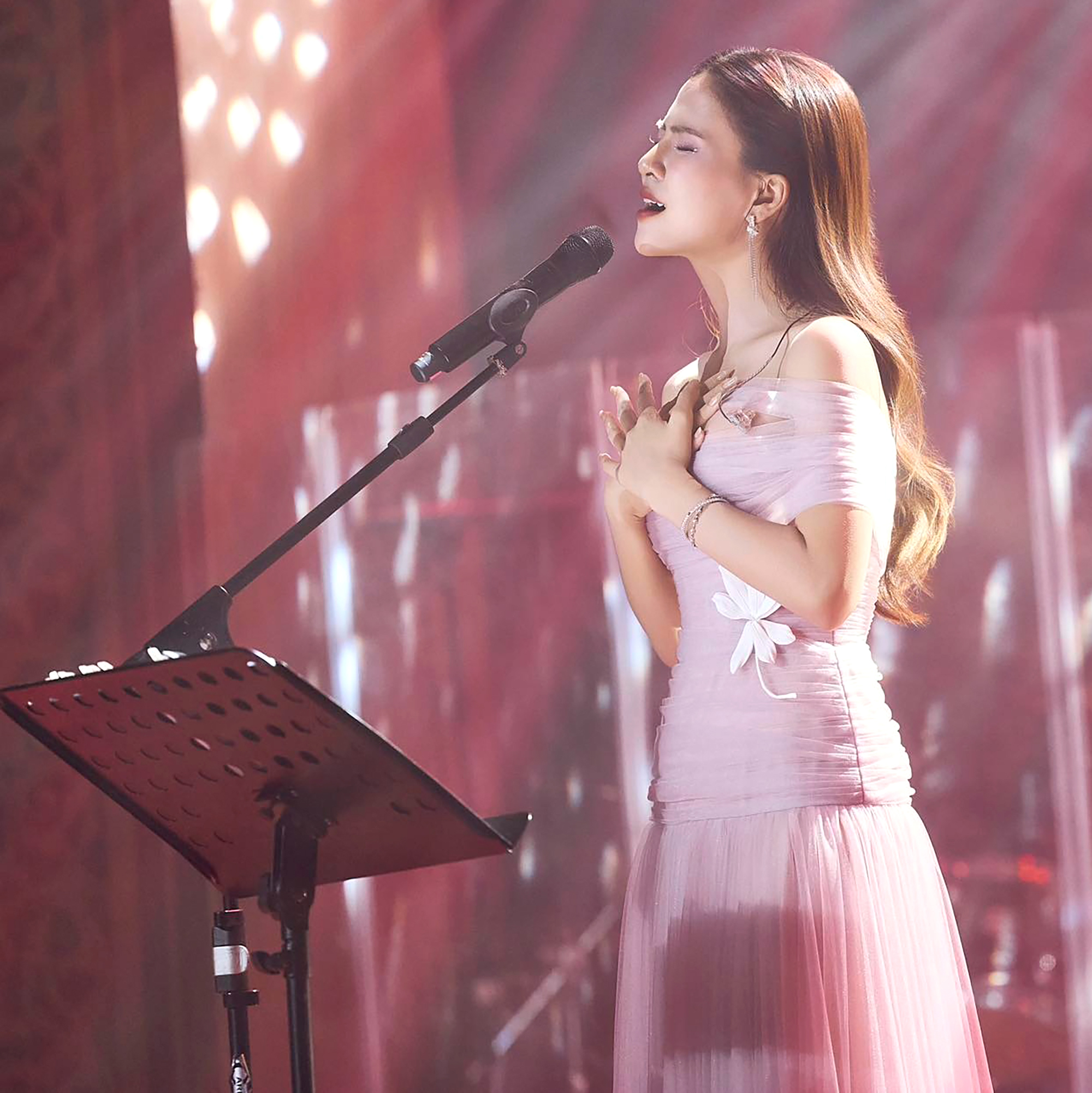 Ca sĩ H&agrave; Nhi: T&ocirc;i kh&ocirc;ng chọn nổi tiếng bằng mọi gi&aacute;- Ảnh 1.