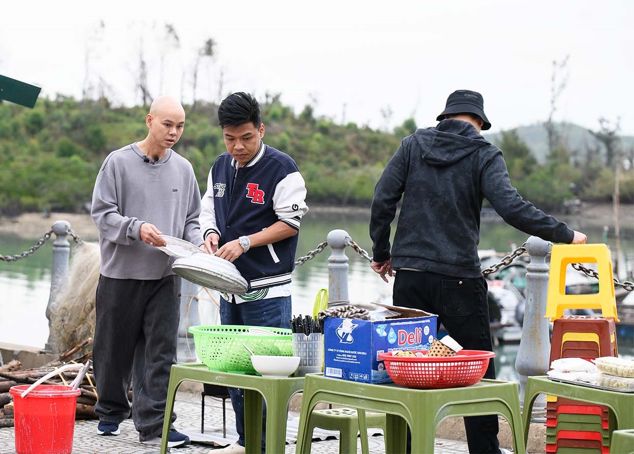 Bốn &ocirc;ng bố nổi tiếng Neko L&ecirc;, Trung Ruồi, Duy Hưng v&agrave; Phan Đinh T&ugrave;ng b&aacute;n b&aacute;nh cuốn chả mực- Ảnh 3.