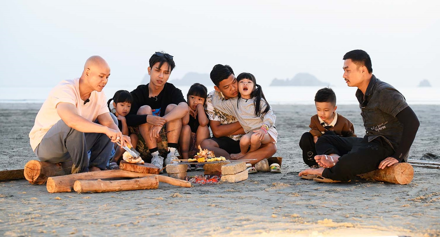 Các cặp bố con đã có picnic gần biển