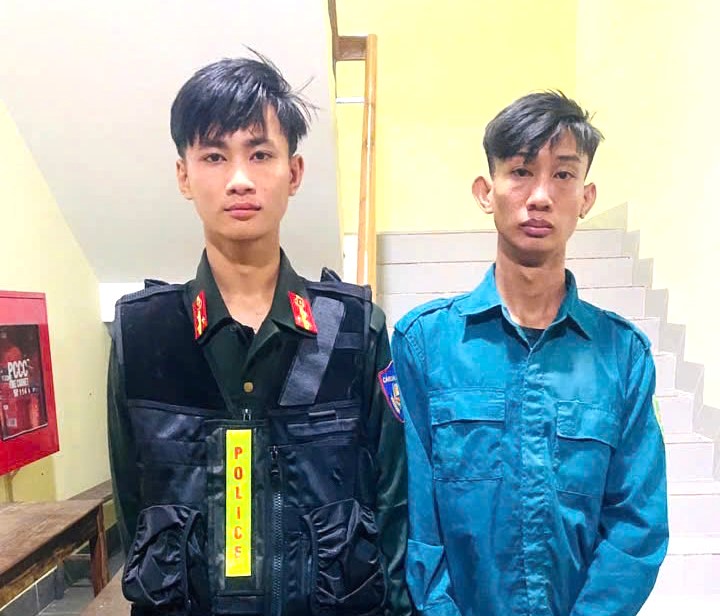 Bắt hai đối tượng giả danh cảnh s&aacute;t nhiều lần chặn xe  người đi đường- Ảnh 1.