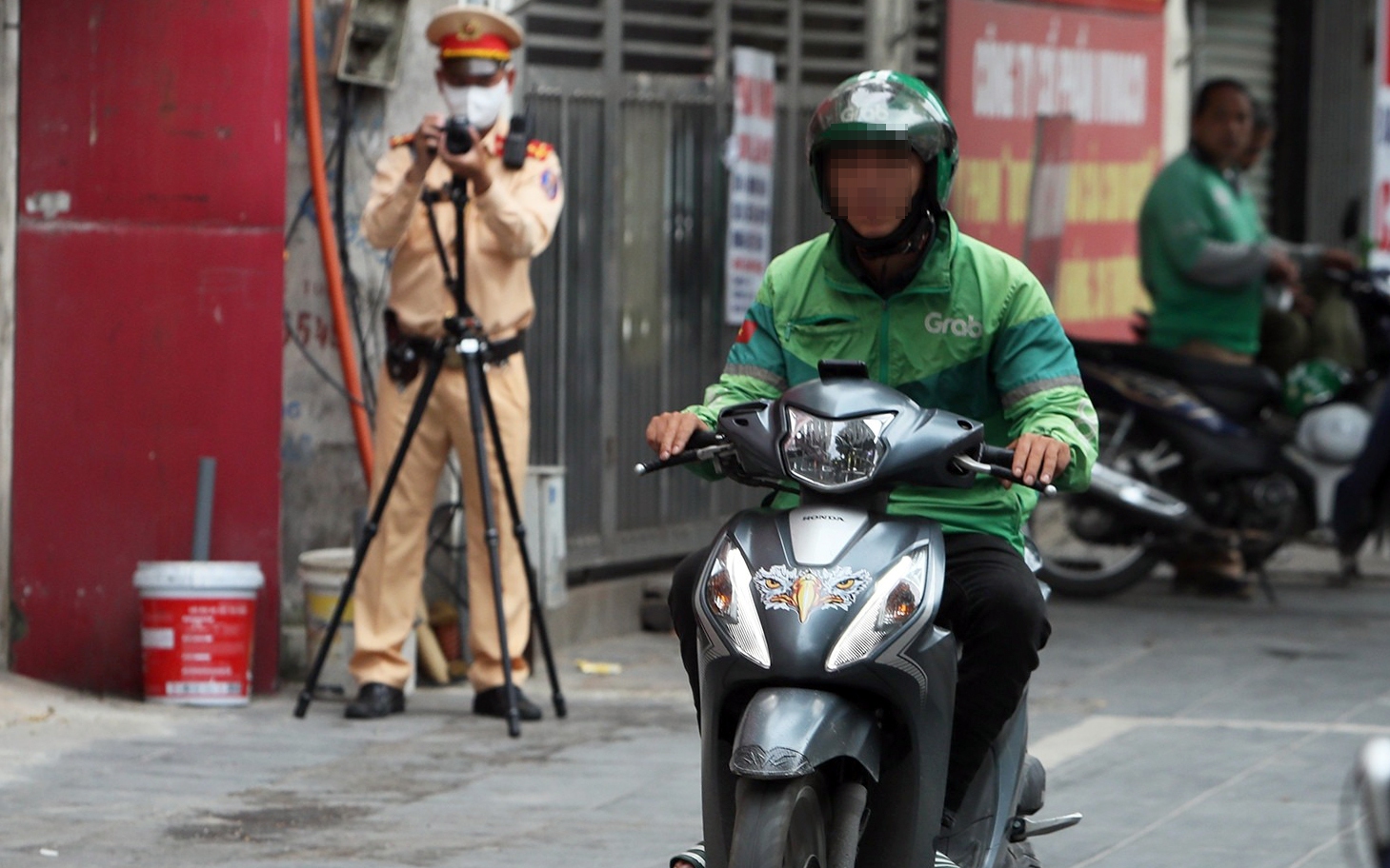 H&agrave; Nội quyết gi&agrave;nh lại vỉa h&egrave; cho người đi bộ, xử l&yacute; h&agrave;ng trăm xe m&aacute;y vi phạm