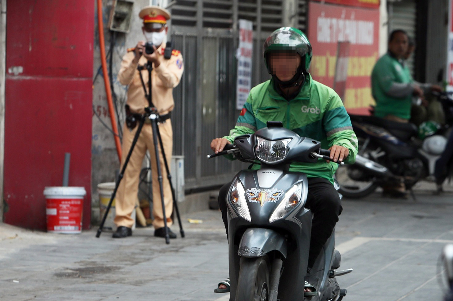H&agrave; Nội quyết gi&agrave;nh lại vỉa h&egrave; cho người đi bộ, xử l&yacute; h&agrave;ng trăm xe m&aacute;y vi phạm- Ảnh 1.