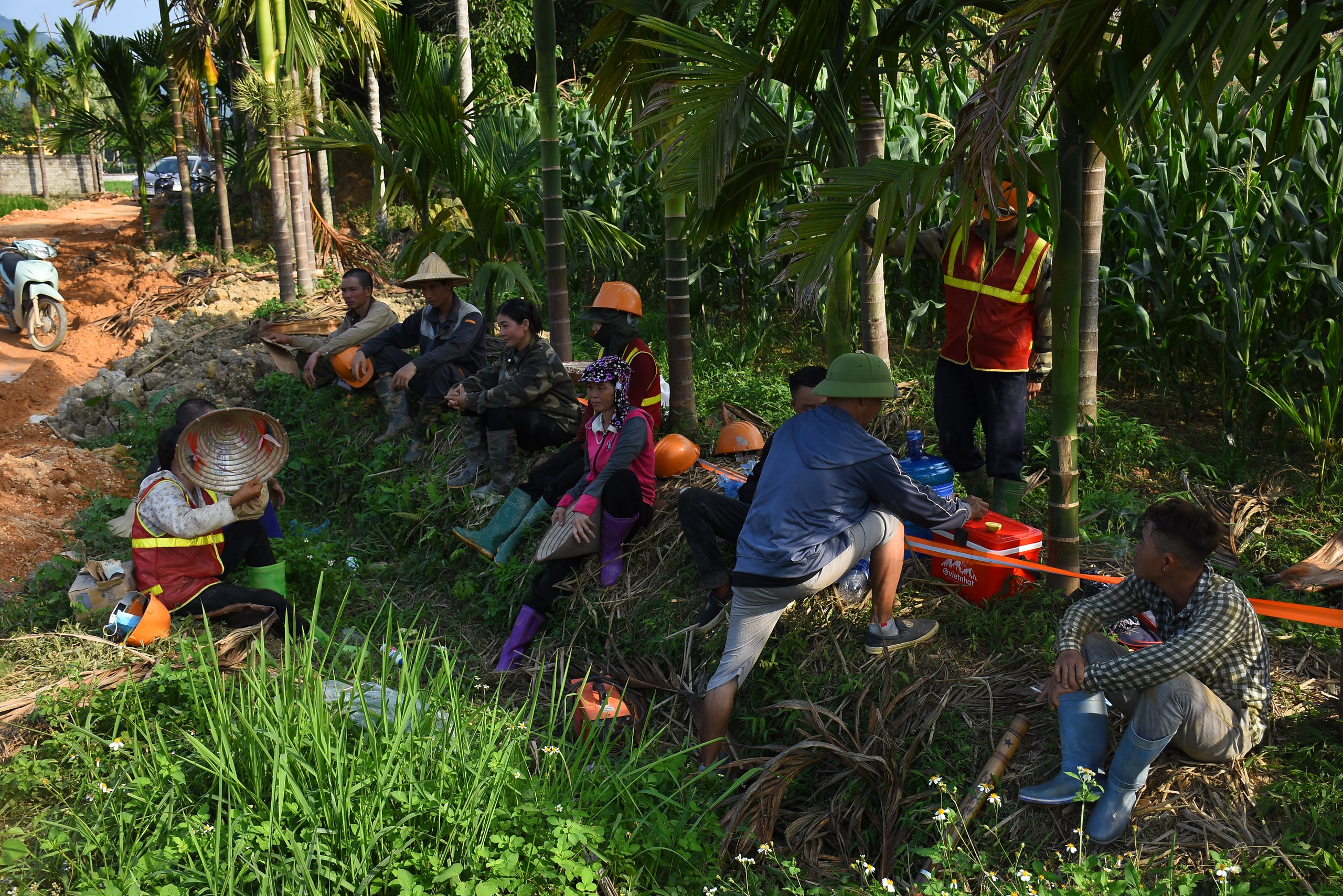 Nắng nóng 40 độ, công nhân vẫn bám núi thi công đường dây 500kV Lào Cai - Vĩnh Yên- Ảnh 6. Nắng nóng 40 độ, công nhân vẫn bám núi thi công đường dây 500kV Lào Cai - Vĩnh Yên- Ảnh 6.