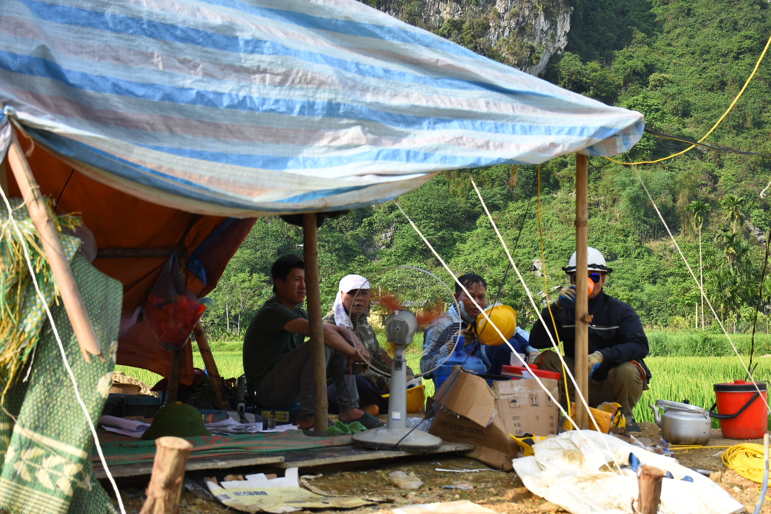 Nắng nóng 40 độ, công nhân vẫn bám núi thi công đường dây 500kV Lào Cai - Vĩnh Yên- Ảnh 5. Nắng nóng 40 độ, công nhân vẫn bám núi thi công đường dây 500kV Lào Cai - Vĩnh Yên- Ảnh 5.