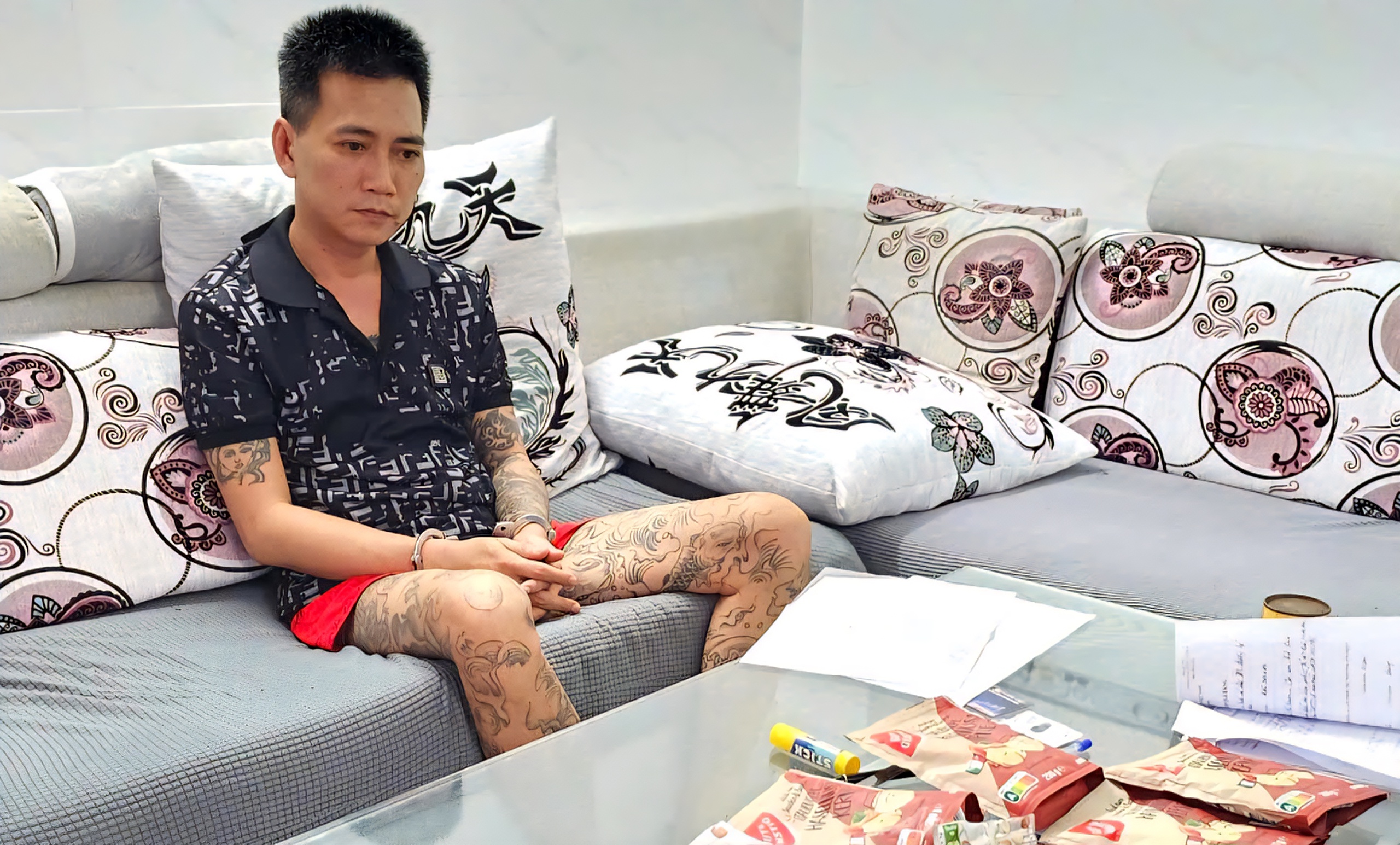 Bắt gã đàn ông cùng 5.000 viên thuốc lắc ngụy trang trong các gói thực phẩm chức năng- Ảnh 1. Bắt gã đàn ông cùng 5.000 viên thuốc lắc ngụy trang trong các gói thực phẩm chức năng- Ảnh 1.