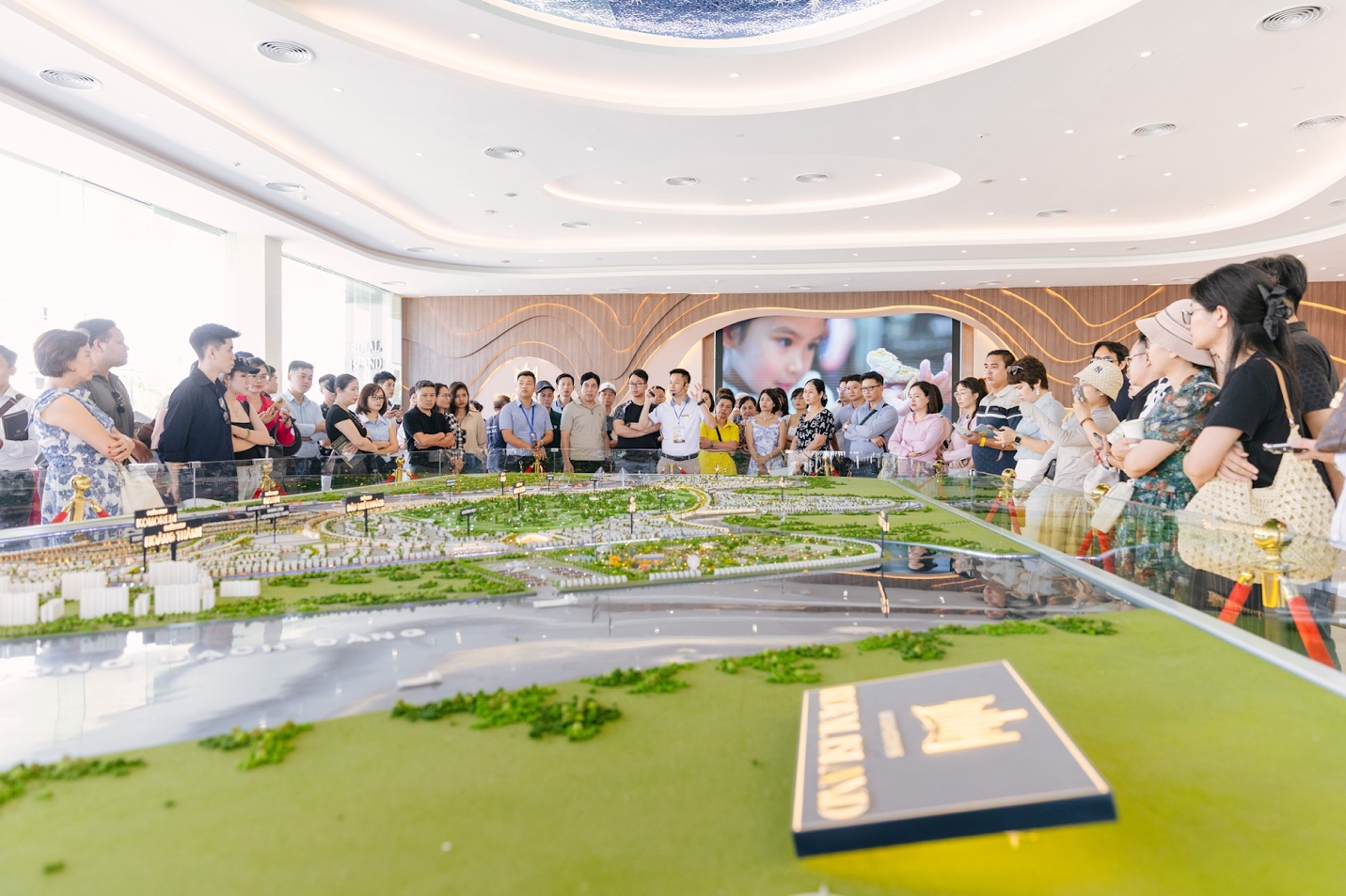 Royal Retreat Tour Vũ Y&ecirc;n: VHS Group c&ugrave;ng giới tinh hoa kh&aacute;m ph&aacute; Vinhomes Royal Island- Ảnh 1.