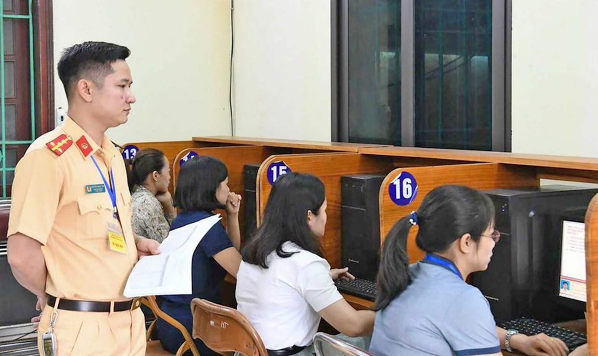 Từ 1/6, học vi&ecirc;n n&agrave;o vẫn thi s&aacute;t hạch l&aacute;i xe theo bộ c&acirc;u hỏi cũ?- Ảnh 1.