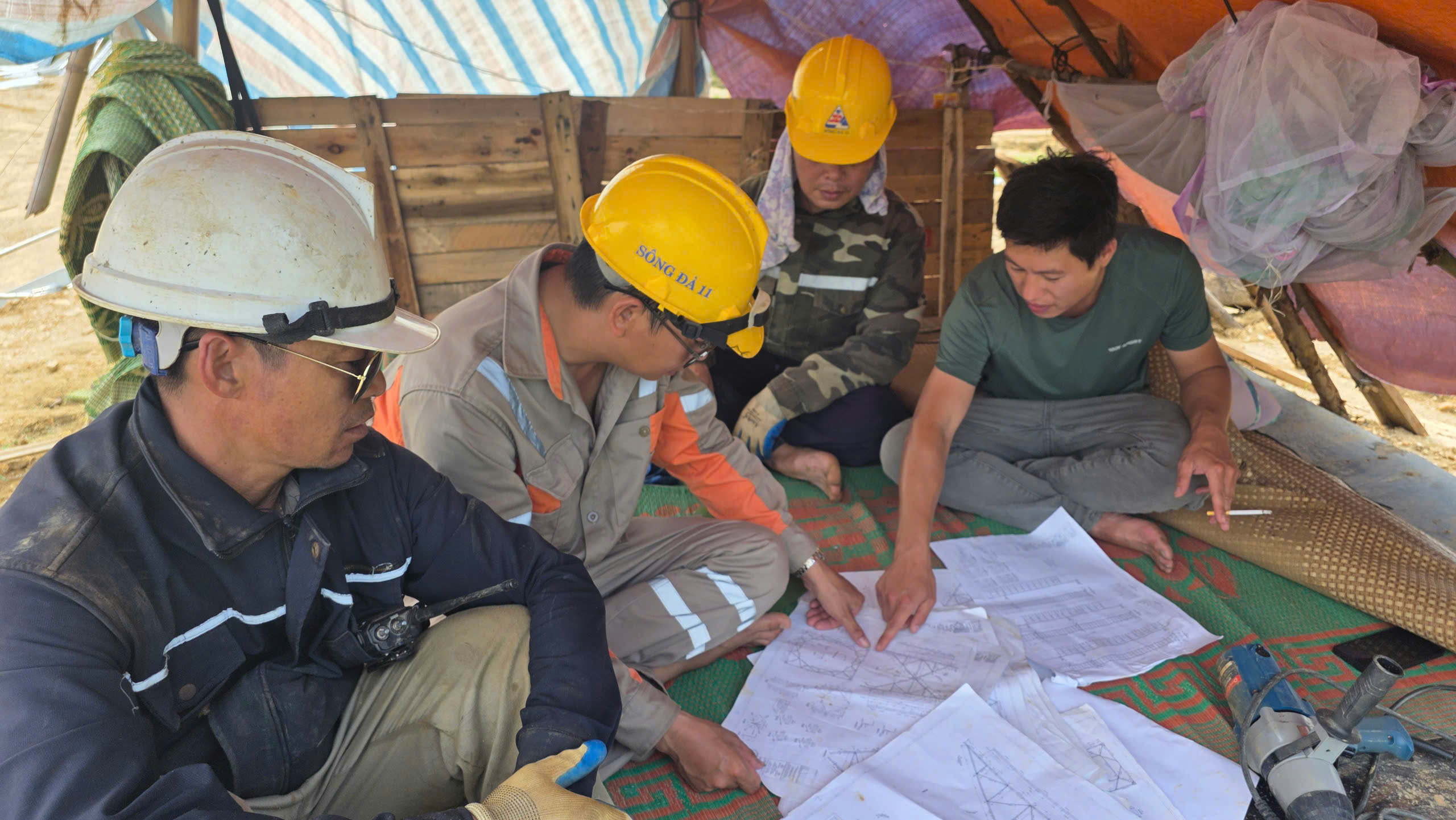 Nắng nóng 40 độ, công nhân vẫn bám núi thi công đường dây 500kV Lào Cai - Vĩnh Yên- Ảnh 4. Nắng nóng 40 độ, công nhân vẫn bám núi thi công đường dây 500kV Lào Cai - Vĩnh Yên- Ảnh 4.