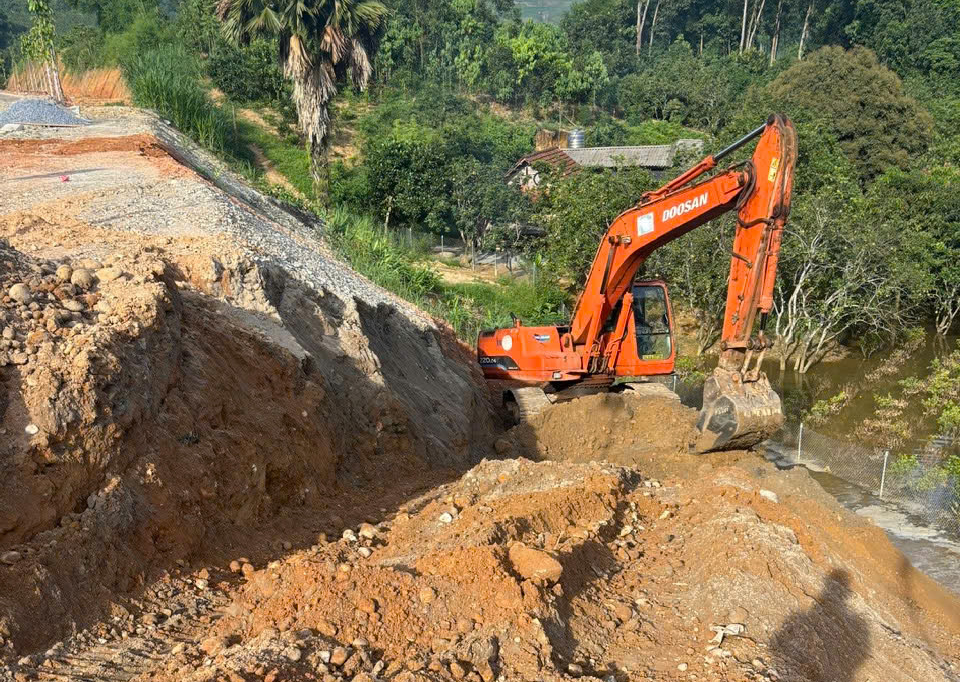 Xử lý dứt điểm vết nứt trên đường nối cầu Làng Giàng ở Lào Cai- Ảnh 2. Xử lý dứt điểm vết nứt trên đường nối cầu Làng Giàng ở Lào Cai- Ảnh 2.