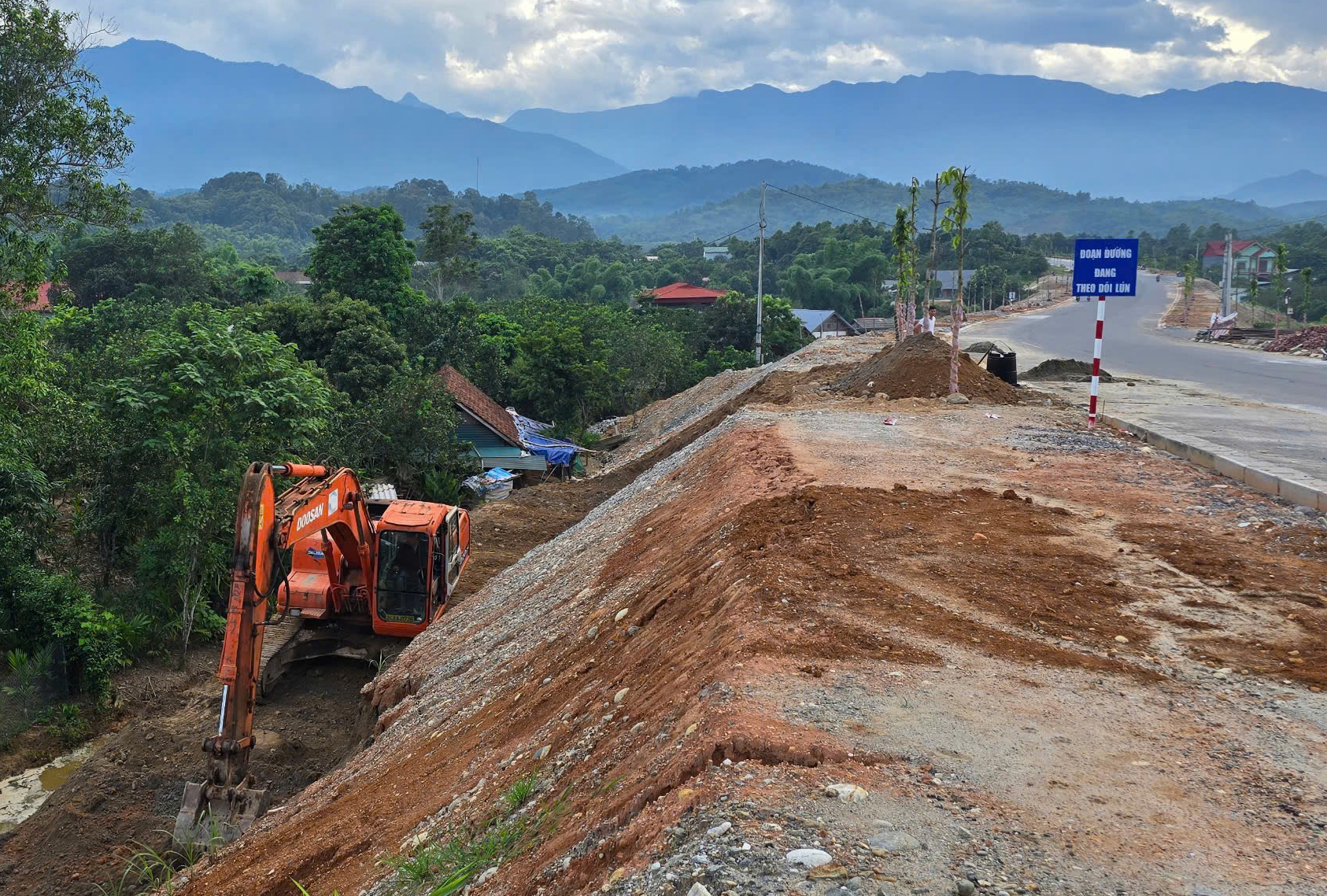 Xử lý dứt điểm vết nứt trên đường nối cầu Làng Giàng ở Lào Cai- Ảnh 3. Xử lý dứt điểm vết nứt trên đường nối cầu Làng Giàng ở Lào Cai- Ảnh 3.
