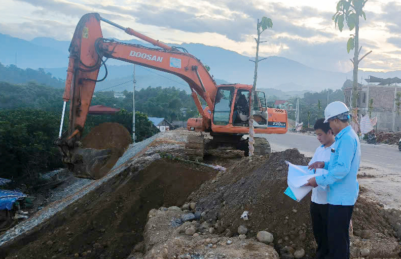 Xử lý dứt điểm vết nứt trên đường nối cầu Làng Giàng ở Lào Cai- Ảnh 4. Xử lý dứt điểm vết nứt trên đường nối cầu Làng Giàng ở Lào Cai- Ảnh 4.