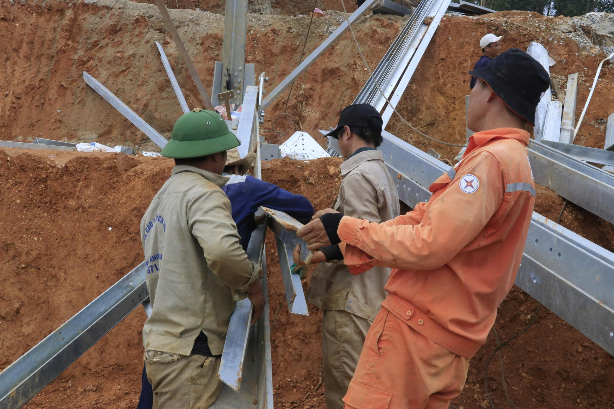 Nắng nóng 40 độ, công nhân vẫn bám núi thi công đường dây 500kV Lào Cai - Vĩnh Yên- Ảnh 1. Nắng nóng 40 độ, công nhân vẫn bám núi thi công đường dây 500kV Lào Cai - Vĩnh Yên- Ảnh 1.