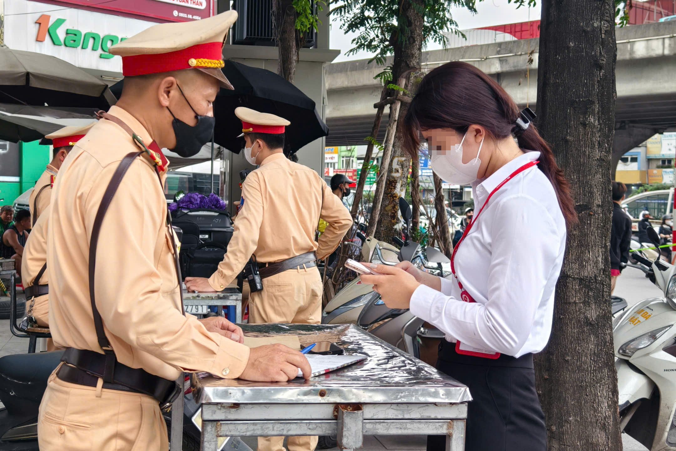 H&agrave; Nội quyết gi&agrave;nh lại vỉa h&egrave; cho người đi bộ, xử l&yacute; h&agrave;ng trăm xe m&aacute;y vi phạm- Ảnh 4.