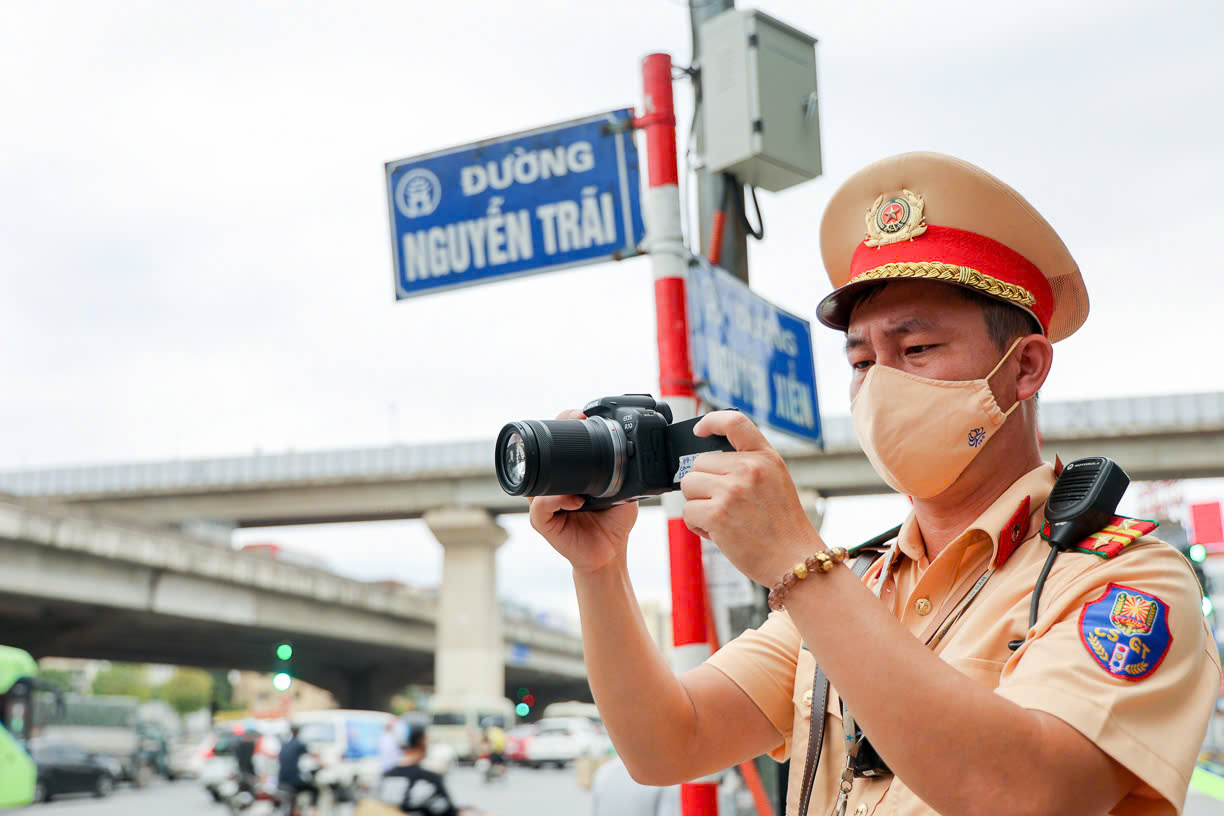 H&agrave; Nội quyết gi&agrave;nh lại vỉa h&egrave; cho người đi bộ, xử l&yacute; h&agrave;ng trăm xe m&aacute;y vi phạm- Ảnh 3.