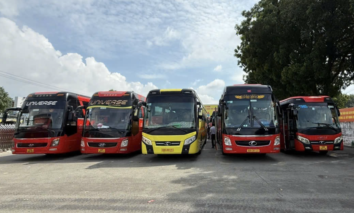 Ngày đầu sáp nhập, Đồng Nai bố trí 5 xe đón hơn 200 cán bộ từ Bình Phước- Ảnh 1. Ngày đầu sáp nhập, Đồng Nai bố trí 5 xe đón hơn 200 cán bộ từ Bình Phước- Ảnh 1.