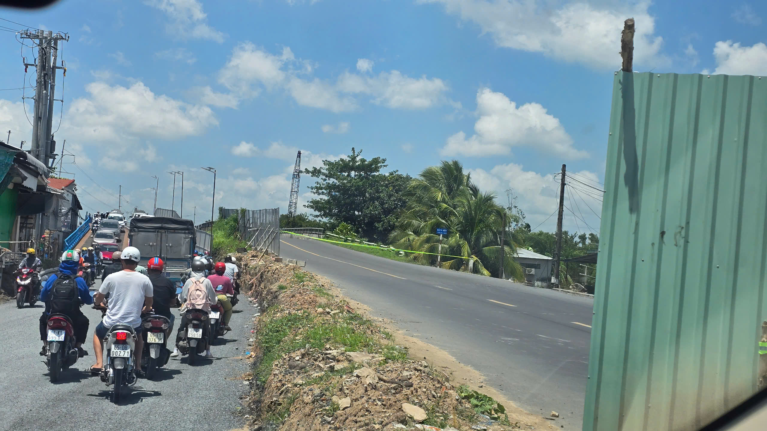 Cần Thơ bắt đầu phân luồng giao thông qua cầu tạm Ô Môn- Ảnh 4. Cần Thơ bắt đầu phân luồng giao thông qua cầu tạm Ô Môn- Ảnh 4.