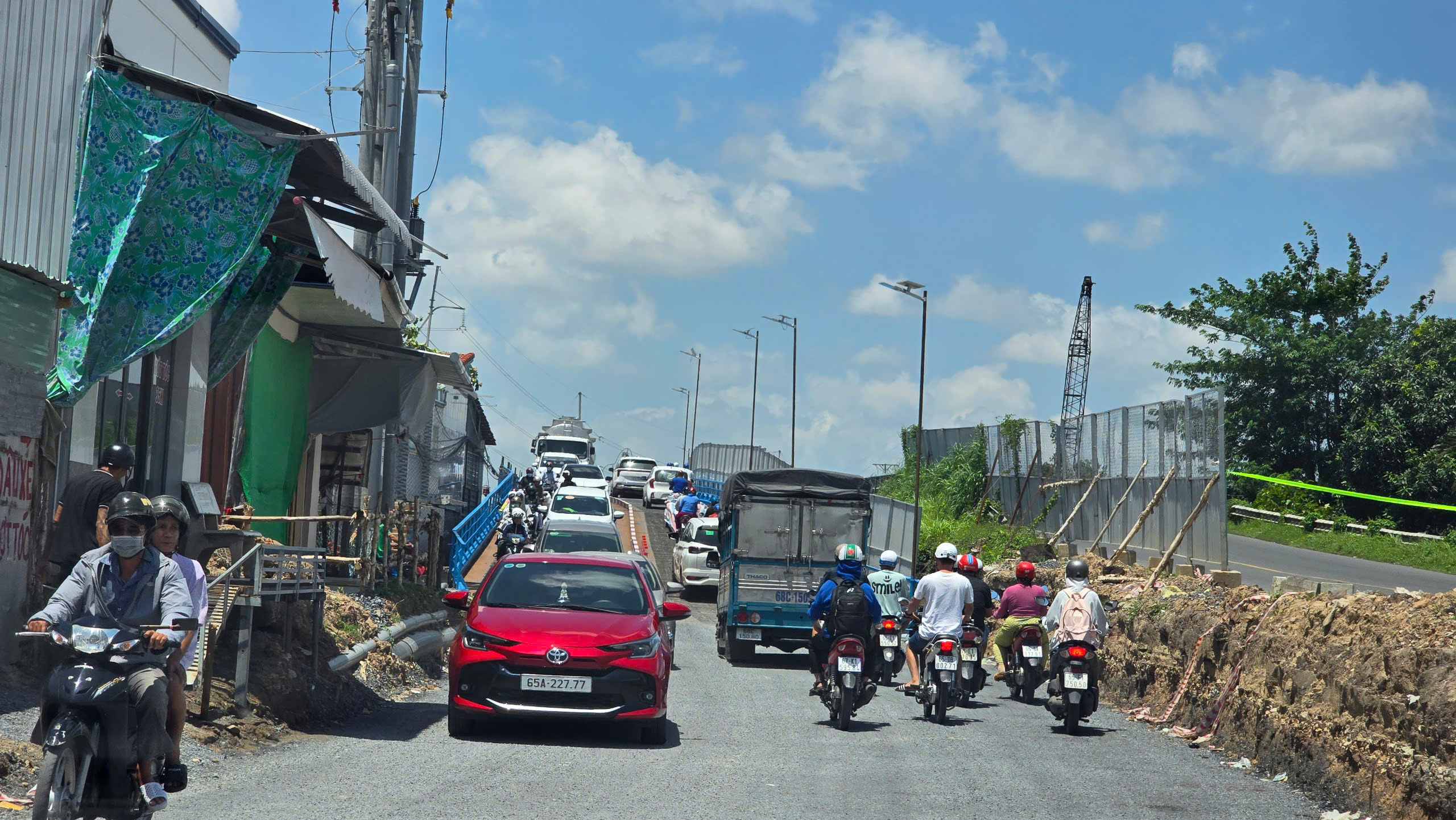 Cần Thơ bắt đầu phân luồng giao thông qua cầu tạm Ô Môn- Ảnh 1. Cần Thơ bắt đầu phân luồng giao thông qua cầu tạm Ô Môn- Ảnh 1.