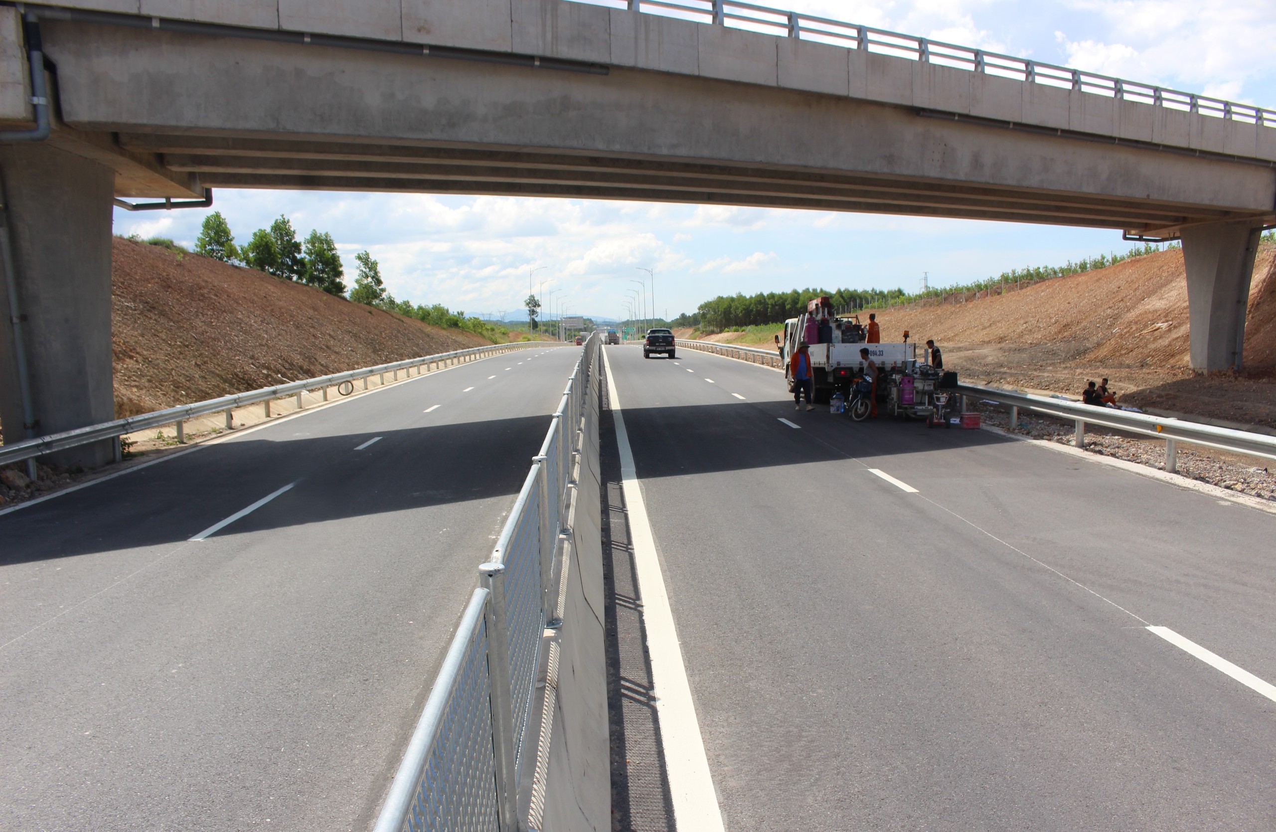 Cao tốc Vạn Ninh - Cam Lộ: Cơ bản xong tuyến ch&iacute;nh, nỗ lực ho&agrave;n th&agrave;nh v&agrave;o đầu th&aacute;ng 7- Ảnh 10.