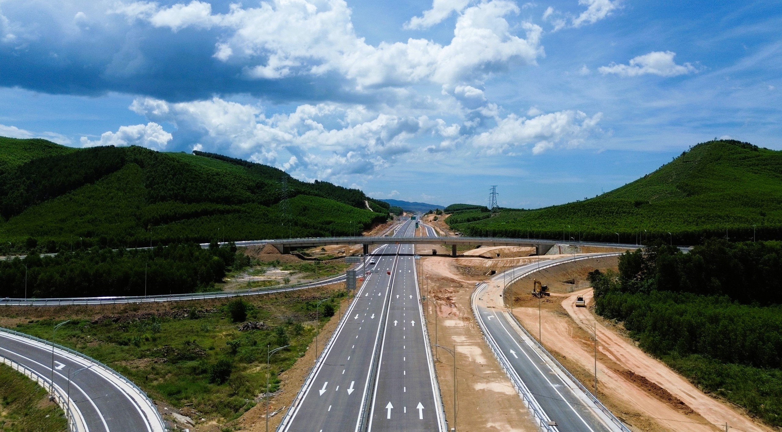 Cao tốc Vạn Ninh - Cam Lộ: Cơ bản xong tuyến ch&iacute;nh, nỗ lực ho&agrave;n th&agrave;nh v&agrave;o đầu th&aacute;ng 7- Ảnh 12.