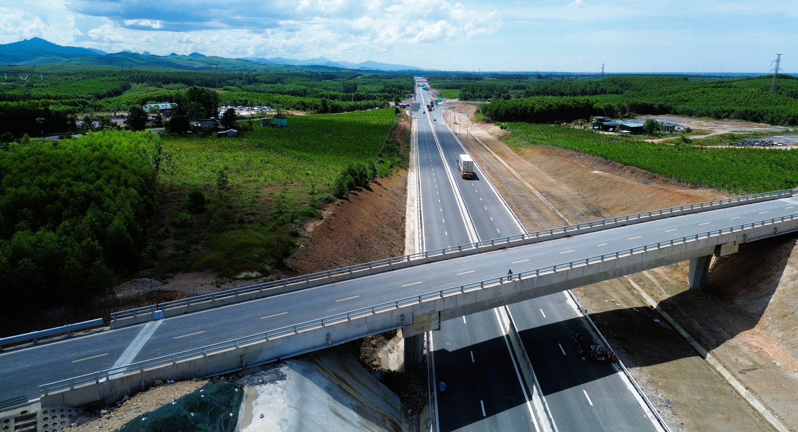Cao tốc Vạn Ninh - Cam Lộ: Cơ bản xong tuyến ch&iacute;nh, nỗ lực ho&agrave;n th&agrave;nh v&agrave;o đầu th&aacute;ng 7- Ảnh 2.