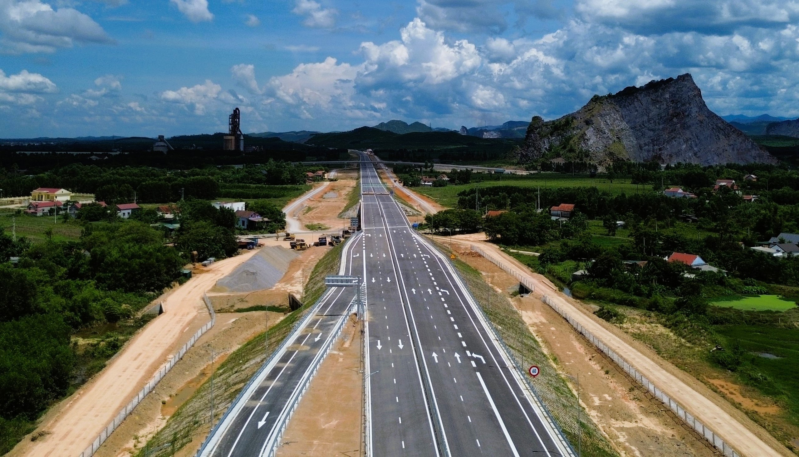 Cao tốc Vạn Ninh - Cam Lộ: Cơ bản xong tuyến ch&iacute;nh, nỗ lực ho&agrave;n th&agrave;nh v&agrave;o đầu th&aacute;ng 7- Ảnh 8.