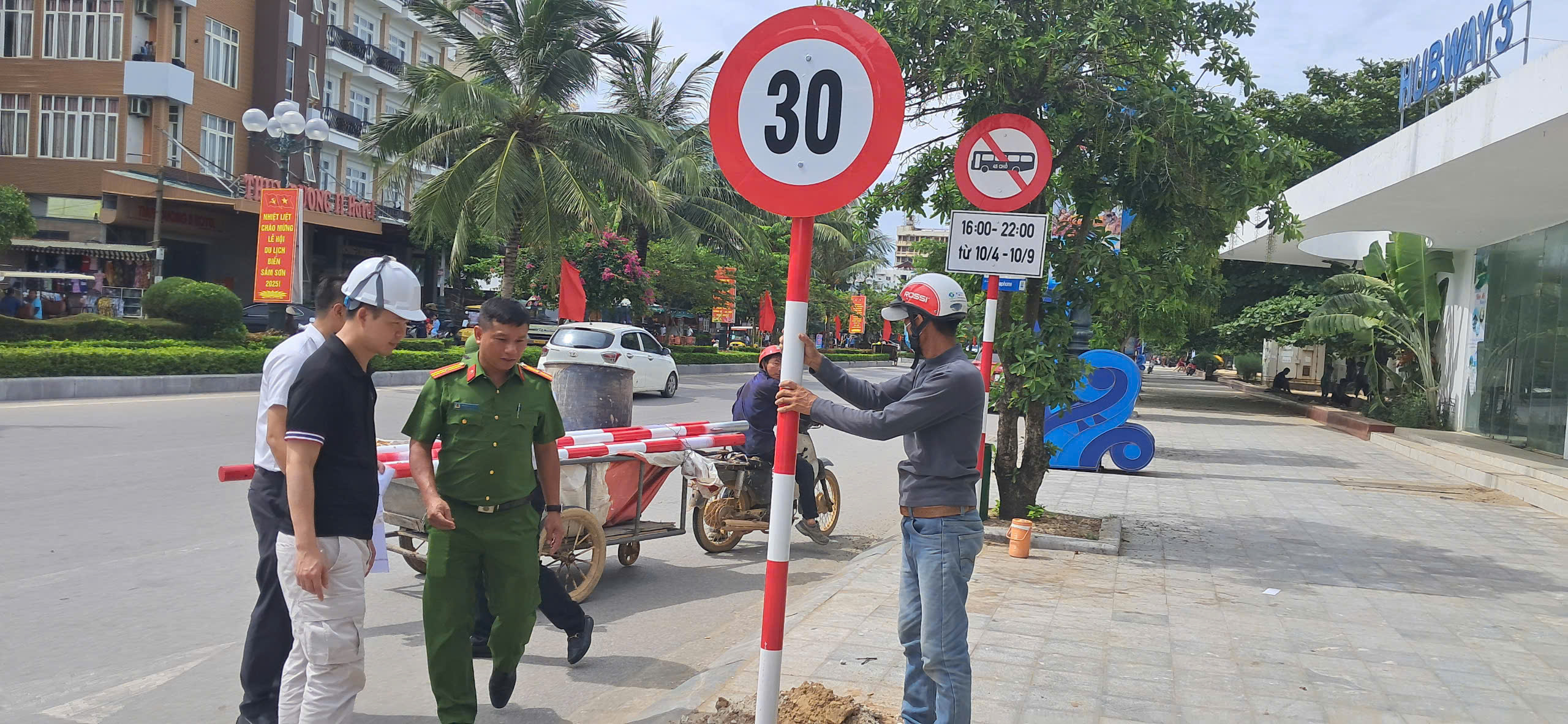 Sầm Sơn cắm biển 30km/h, xe điện hoạt động bình thường từ 1/7- Ảnh 1. Sầm Sơn cắm biển 30km/h, xe điện hoạt động bình thường từ 1/7- Ảnh 1.