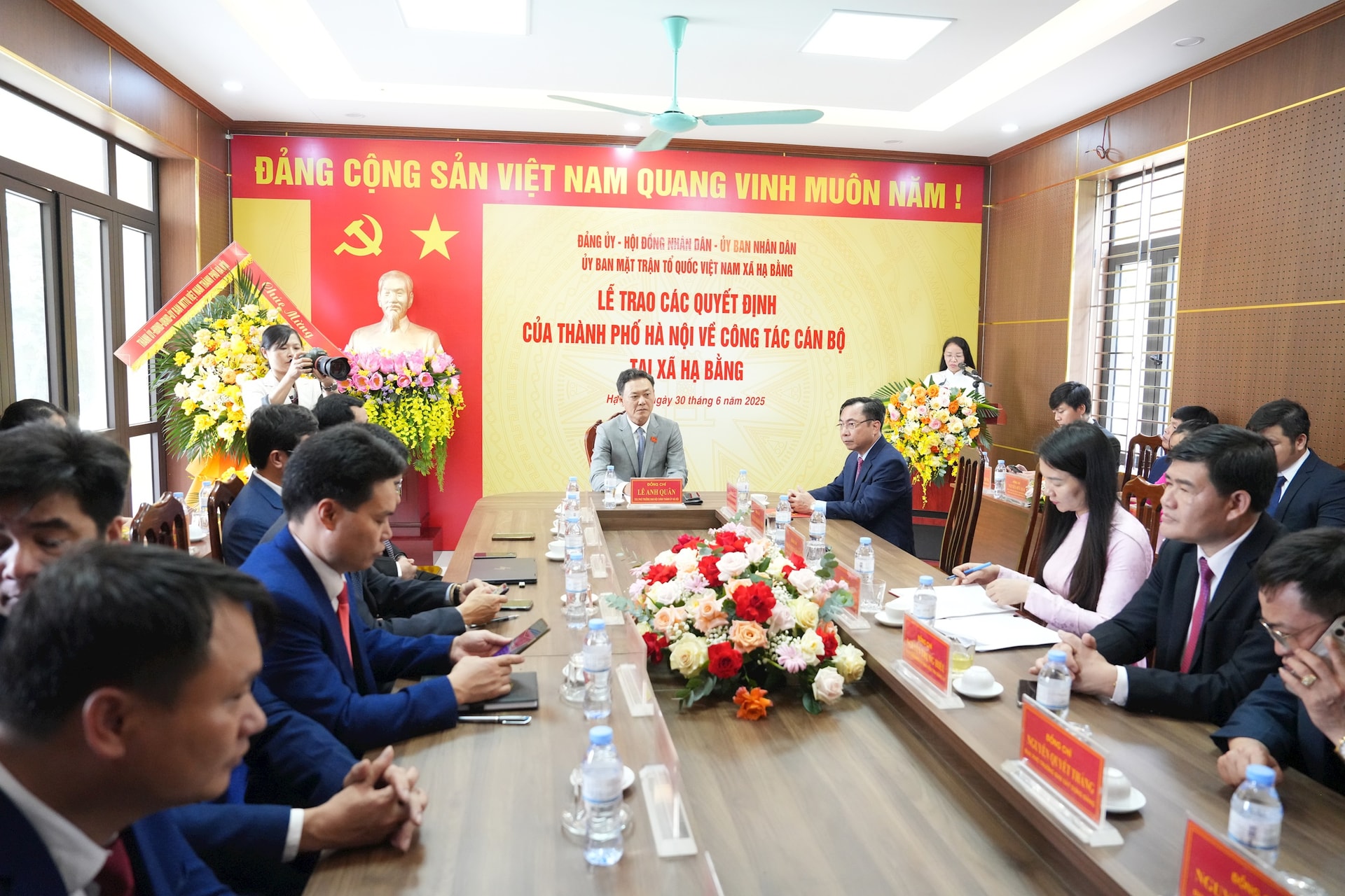 Dấu ấn lịch sử ngày 30/6: Các phường, xã ở Thủ đô đồng loạt ra mắt bộ máy hành chính mới- Ảnh 10. Dấu ấn lịch sử ngày 30/6: Các phường, xã ở Thủ đô đồng loạt ra mắt bộ máy hành chính mới- Ảnh 10.