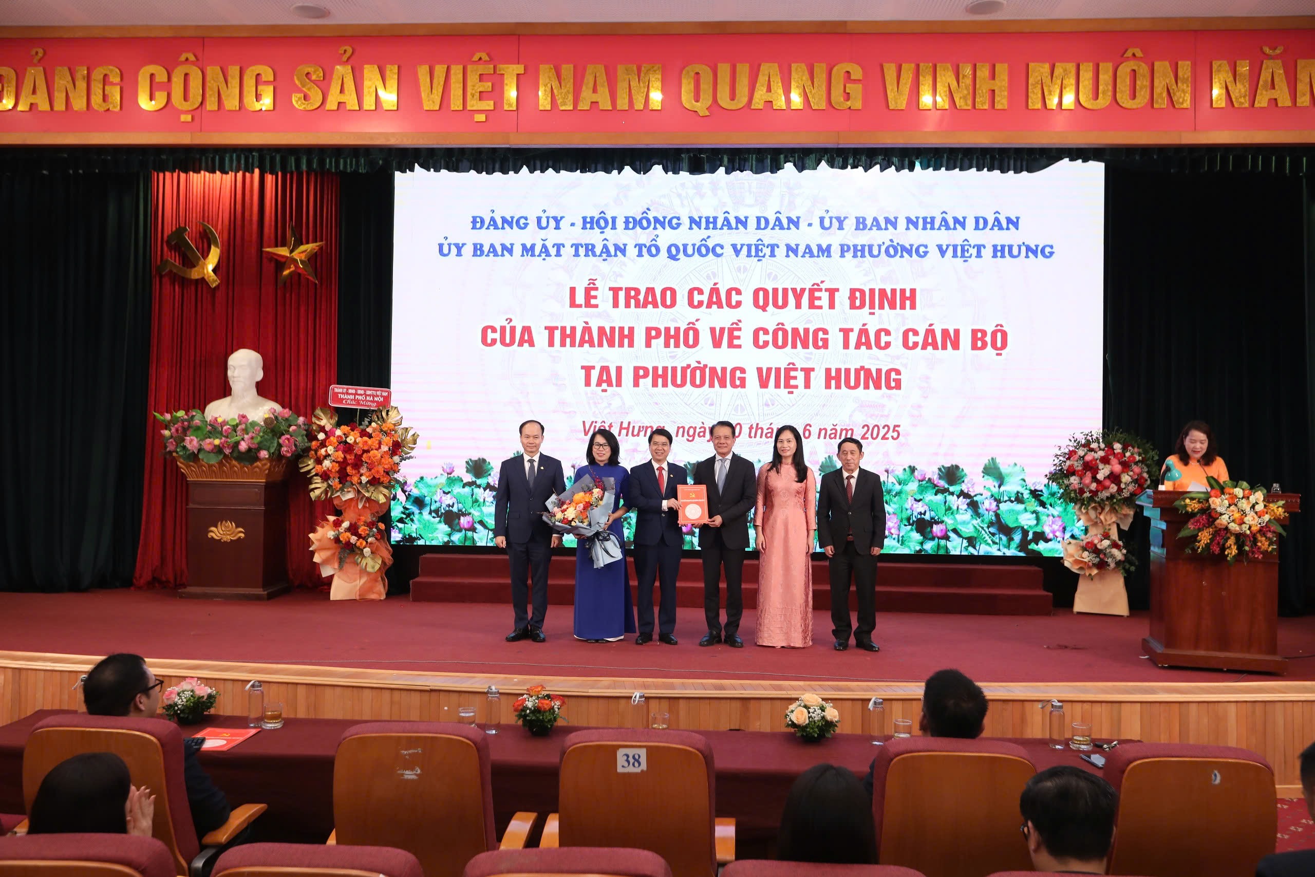 Dấu ấn lịch sử ngày 30/6: Các phường, xã ở Thủ đô đồng loạt ra mắt bộ máy hành chính mới- Ảnh 3. Dấu ấn lịch sử ngày 30/6: Các phường, xã ở Thủ đô đồng loạt ra mắt bộ máy hành chính mới- Ảnh 3.