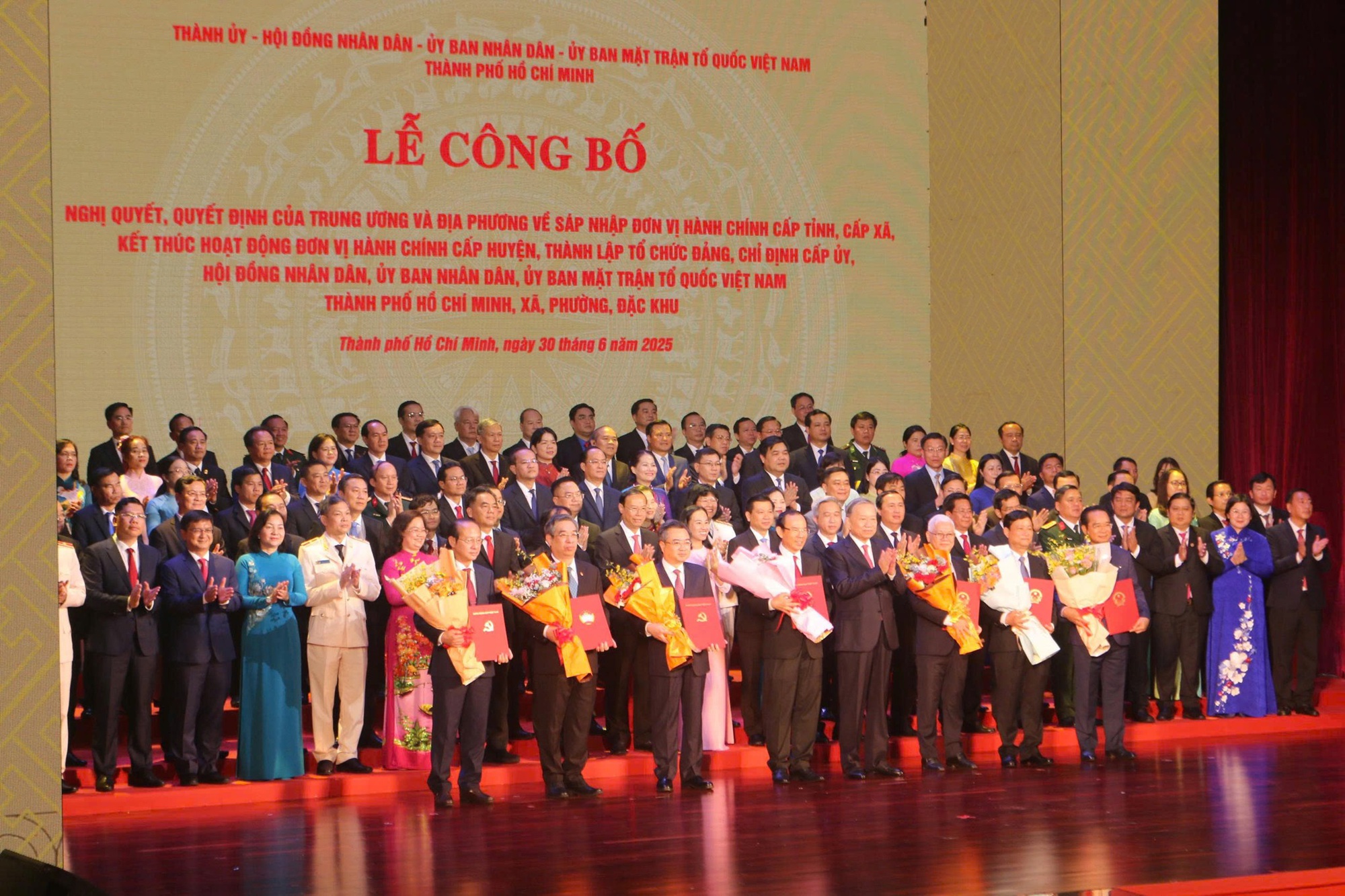 Danh s&aacute;ch Chủ tịch UBND c&aacute;c tỉnh, th&agrave;nh mới sau s&aacute;p nhập- Ảnh 1.