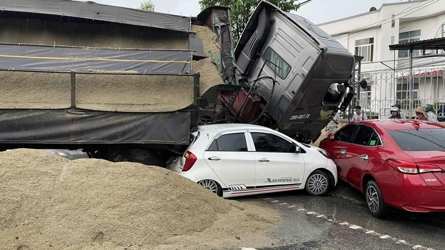 Tai nạn li&ecirc;n ho&agrave;n ở Th&aacute;i Nguy&ecirc;n: Xe đầu k&eacute;o lật nghi&ecirc;ng, đổ c&aacute;t đ&egrave; bẹp &ocirc; t&ocirc; con- Ảnh 1.