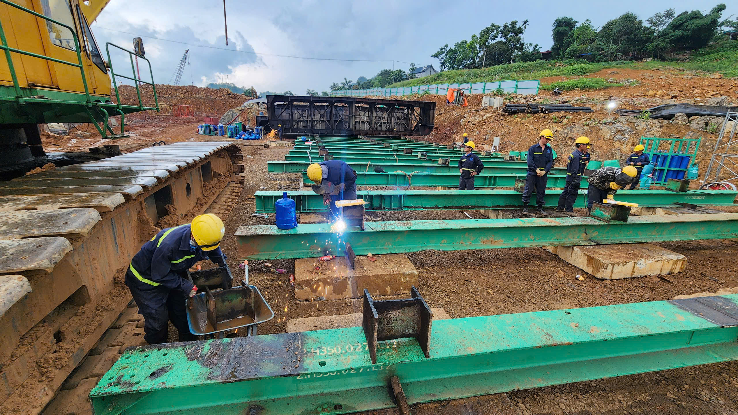 Lắp đặt s&agrave; lan lớn thi c&ocirc;ng cầu c&oacute; 2 kỷ lục tr&ecirc;n cao tốc H&ograve;a B&igrave;nh - Mộc Ch&acirc;u- Ảnh 7.