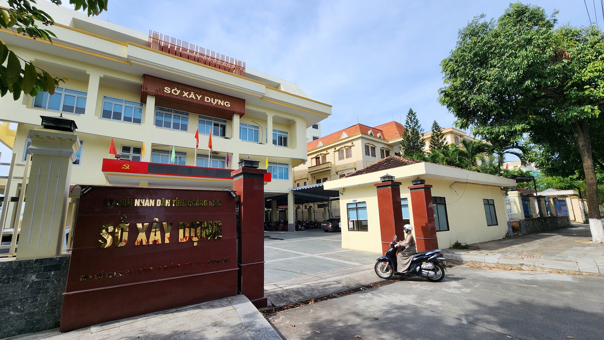 Sở X&acirc;y dựng Quảng Ng&atilde;i c&oacute; bao nhi&ecirc;u l&atilde;nh đạo, ph&ograve;ng chuy&ecirc;n m&ocirc;n sau s&aacute;p nhập tỉnh?- Ảnh 1.