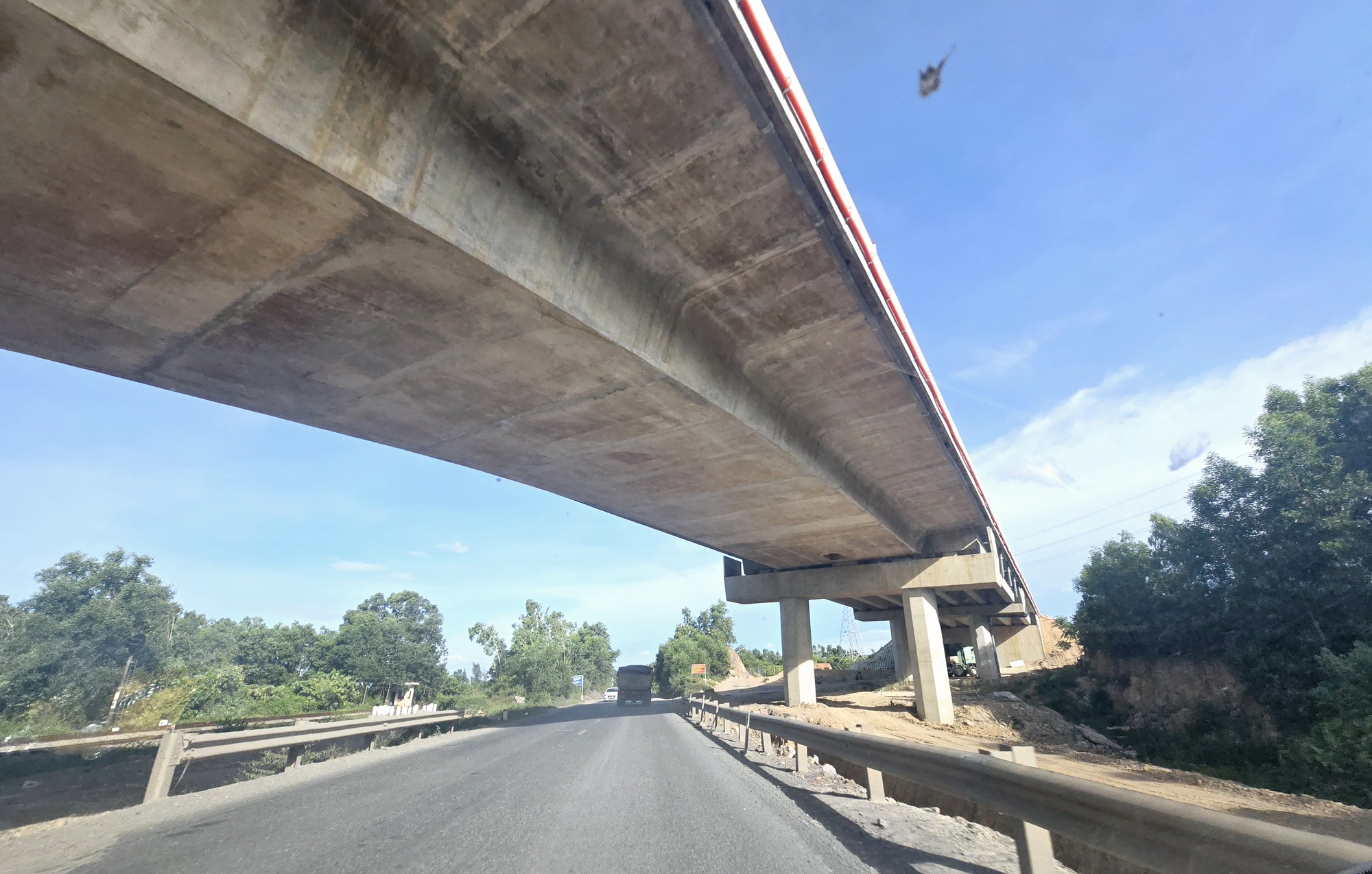 Cao tốc Vạn Ninh - Cam Lộ dự kiến thông xe 30/6, vượt tiến độ 4 tháng- Ảnh 15. Cao tốc Vạn Ninh - Cam Lộ dự kiến thông xe 30/6, vượt tiến độ 4 tháng- Ảnh 15.