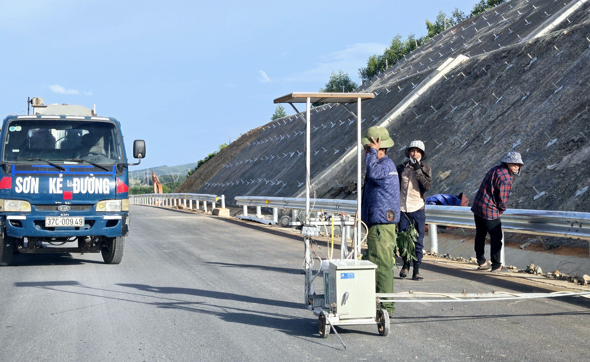Cao tốc Vạn Ninh - Cam Lộ dự kiến thông xe 30/6, vượt tiến độ 4 tháng- Ảnh 6. Cao tốc Vạn Ninh - Cam Lộ dự kiến thông xe 30/6, vượt tiến độ 4 tháng- Ảnh 6.