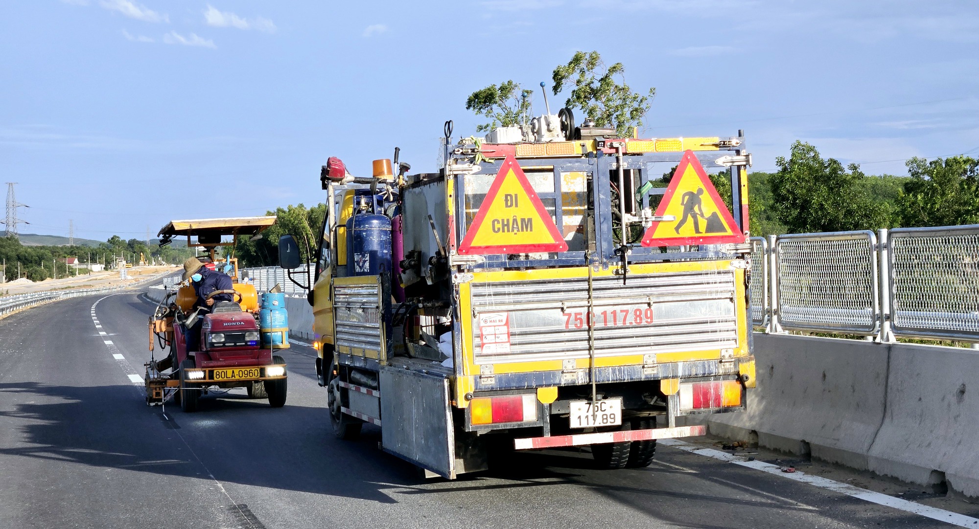 Cao tốc Vạn Ninh - Cam Lộ dự kiến thông xe 30/6, vượt tiến độ 4 tháng- Ảnh 5. Cao tốc Vạn Ninh - Cam Lộ dự kiến thông xe 30/6, vượt tiến độ 4 tháng- Ảnh 5.