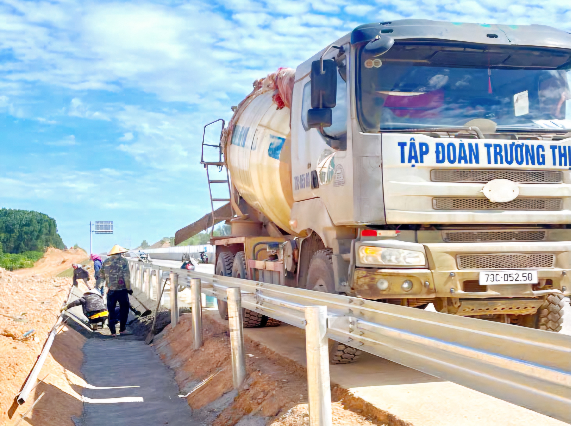 Cao tốc Vạn Ninh - Cam Lộ dự kiến thông xe 30/6, vượt tiến độ 4 tháng- Ảnh 9. Cao tốc Vạn Ninh - Cam Lộ dự kiến thông xe 30/6, vượt tiến độ 4 tháng- Ảnh 9.