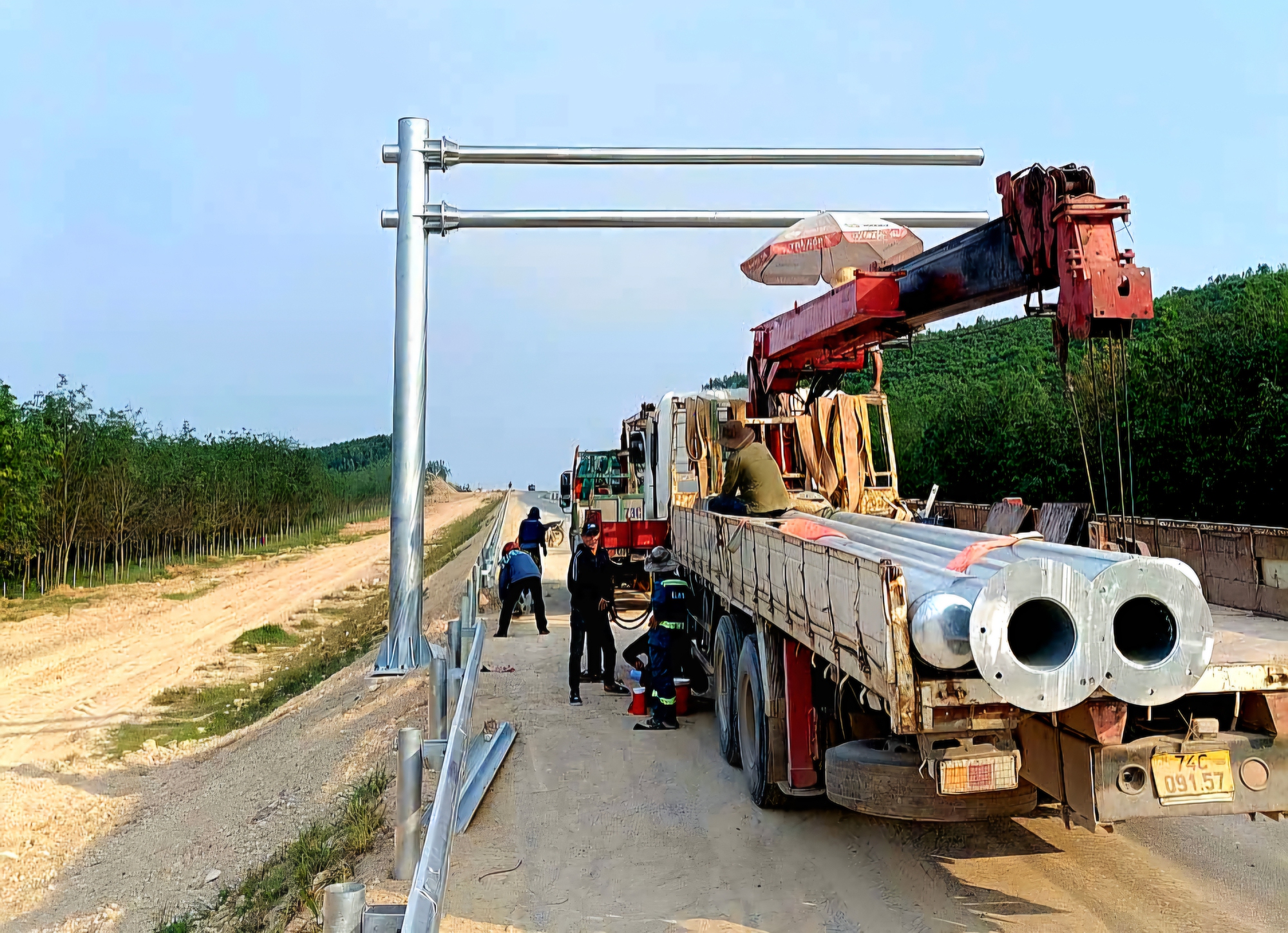 Cao tốc Vạn Ninh - Cam Lộ dự kiến thông xe 30/6, vượt tiến độ 4 tháng- Ảnh 4. Cao tốc Vạn Ninh - Cam Lộ dự kiến thông xe 30/6, vượt tiến độ 4 tháng- Ảnh 4.