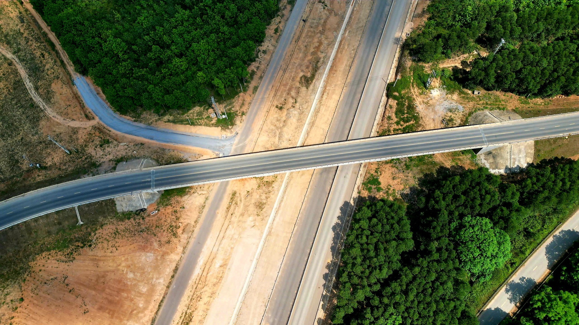 Cao tốc Vạn Ninh - Cam Lộ dự kiến thông xe 30/6, vượt tiến độ 4 tháng- Ảnh 22. Cao tốc Vạn Ninh - Cam Lộ dự kiến thông xe 30/6, vượt tiến độ 4 tháng- Ảnh 22.