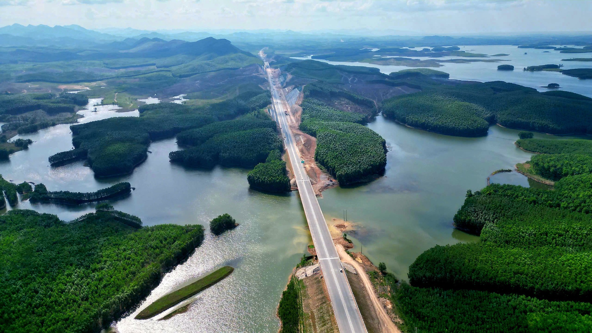 Cao tốc Vạn Ninh - Cam Lộ dự kiến thông xe 30/6, vượt tiến độ 4 tháng- Ảnh 18. Cao tốc Vạn Ninh - Cam Lộ dự kiến thông xe 30/6, vượt tiến độ 4 tháng- Ảnh 18.