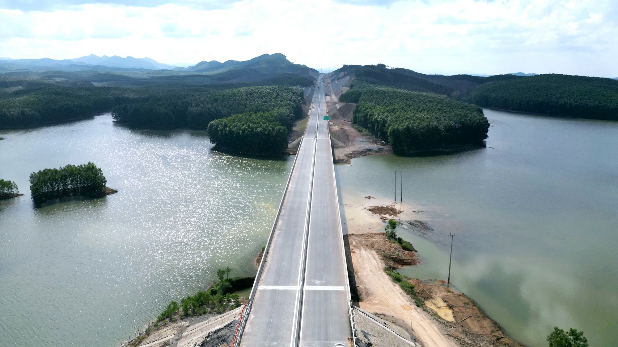 Cao tốc Vạn Ninh - Cam Lộ dự kiến thông xe 30/6, vượt tiến độ 4 tháng- Ảnh 19. Cao tốc Vạn Ninh - Cam Lộ dự kiến thông xe 30/6, vượt tiến độ 4 tháng- Ảnh 19.