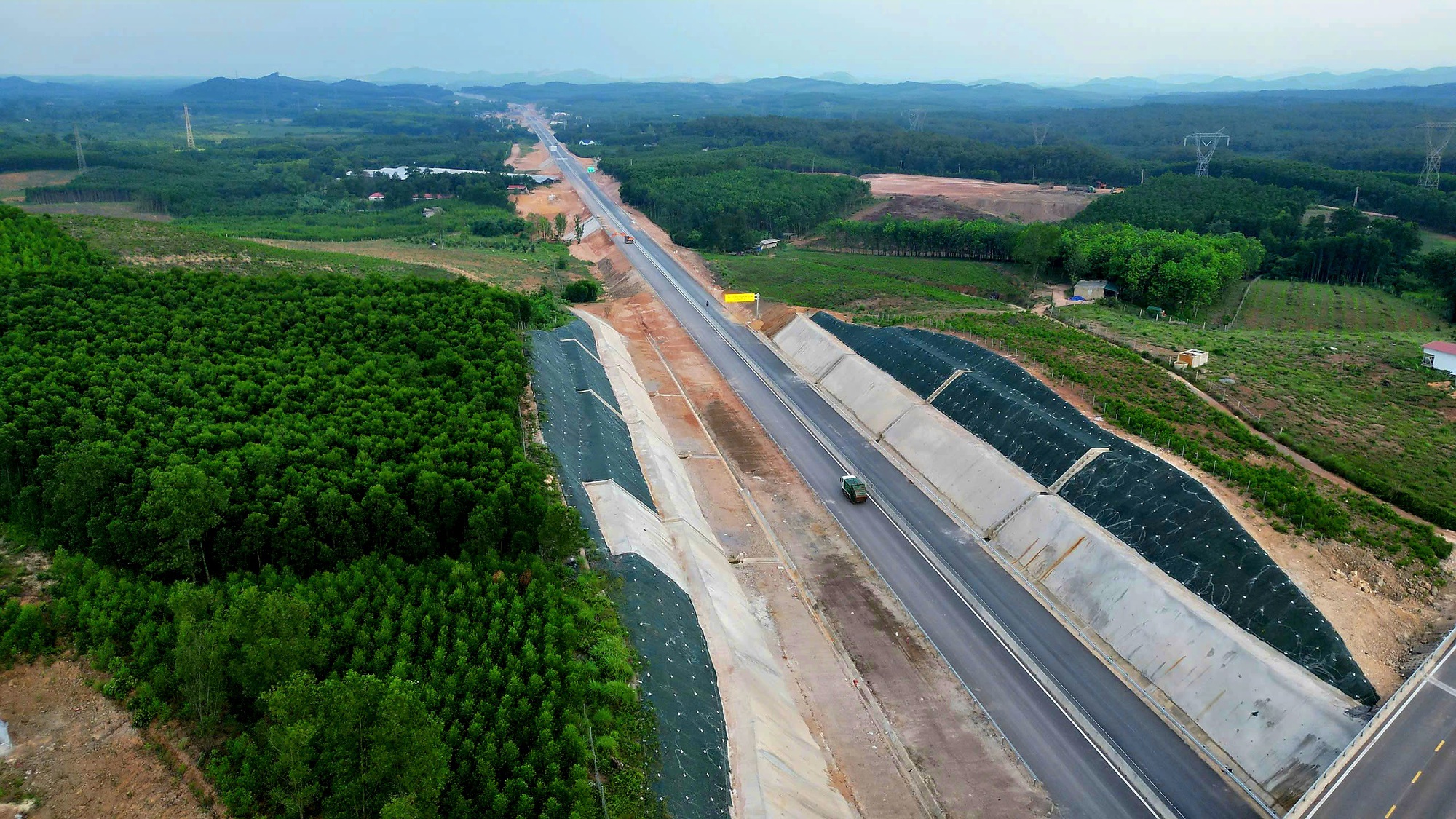 Cao tốc Vạn Ninh - Cam Lộ dự kiến thông xe 30/6, vượt tiến độ 4 tháng- Ảnh 1. Cao tốc Vạn Ninh - Cam Lộ dự kiến thông xe 30/6, vượt tiến độ 4 tháng- Ảnh 1.