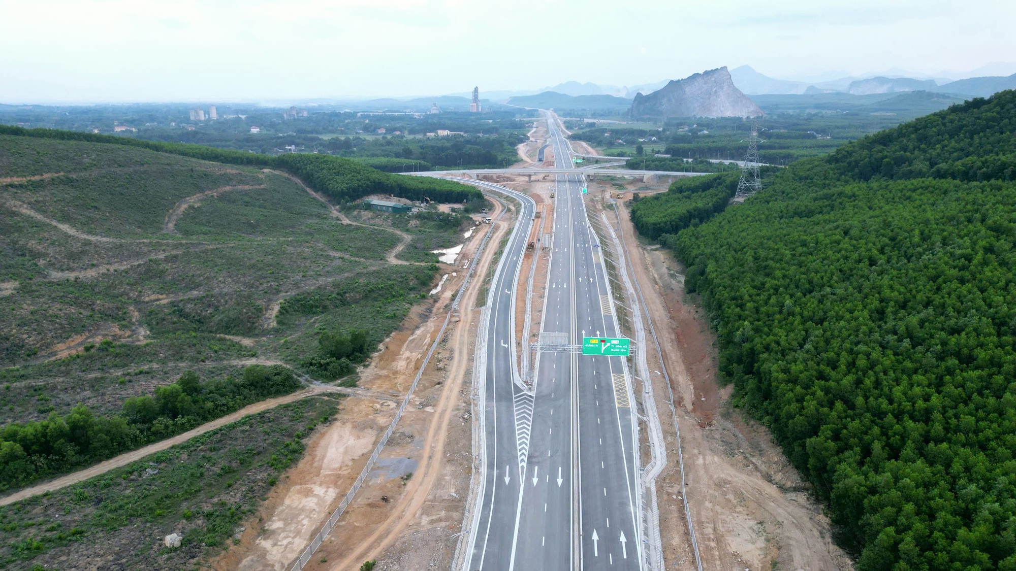 Cao tốc Vạn Ninh - Cam Lộ dự kiến thông xe 30/6, vượt tiến độ 4 tháng- Ảnh 2. Cao tốc Vạn Ninh - Cam Lộ dự kiến thông xe 30/6, vượt tiến độ 4 tháng- Ảnh 2.