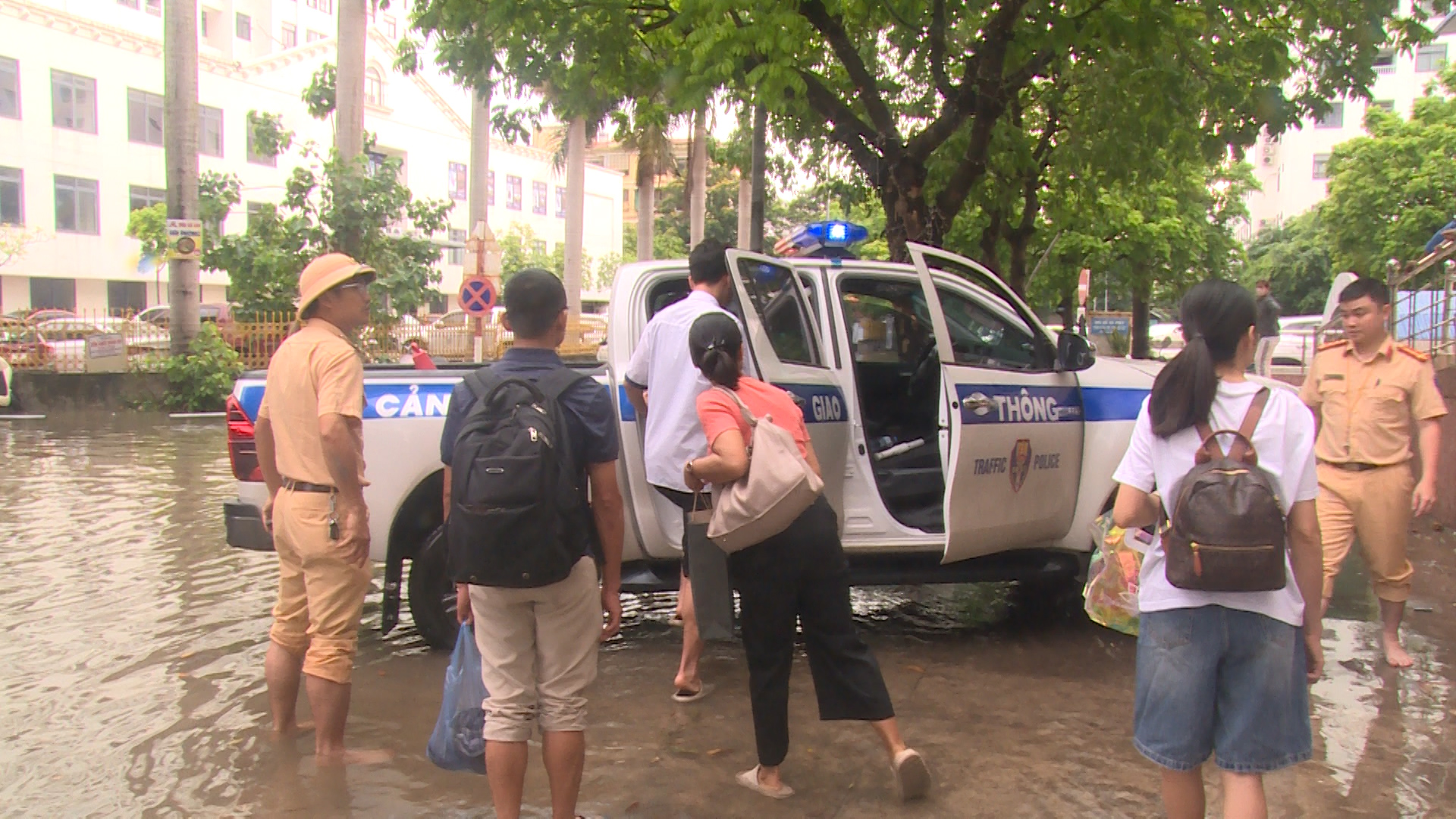 CSGT Bắc Giang d&ugrave;ng xe đặc chủng đưa h&agrave;ng chục th&iacute; sinh vượt v&ugrave;ng ngập lụt đi thi lớp 10- Ảnh 7.