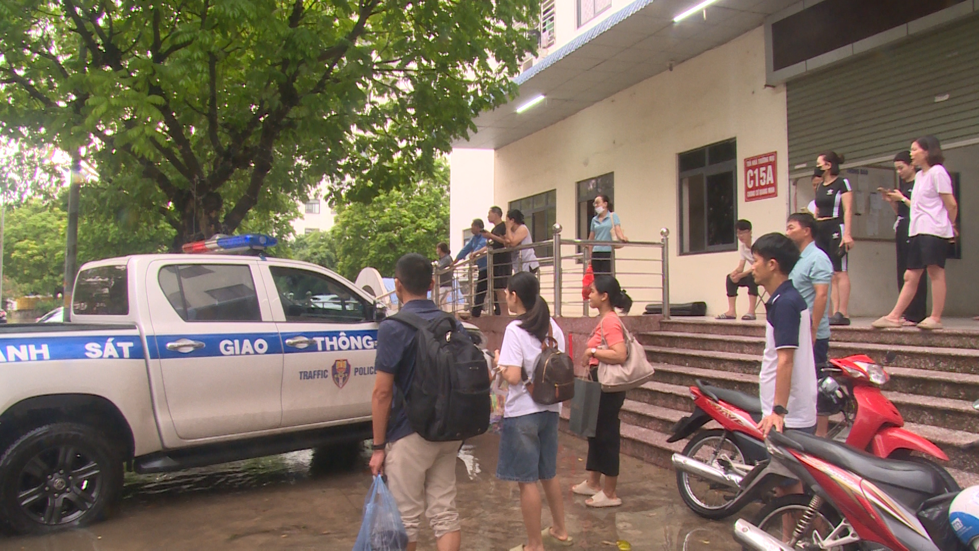 CSGT Bắc Giang d&ugrave;ng xe đặc chủng đưa h&agrave;ng chục th&iacute; sinh vượt v&ugrave;ng ngập lụt đi thi lớp 10- Ảnh 6.