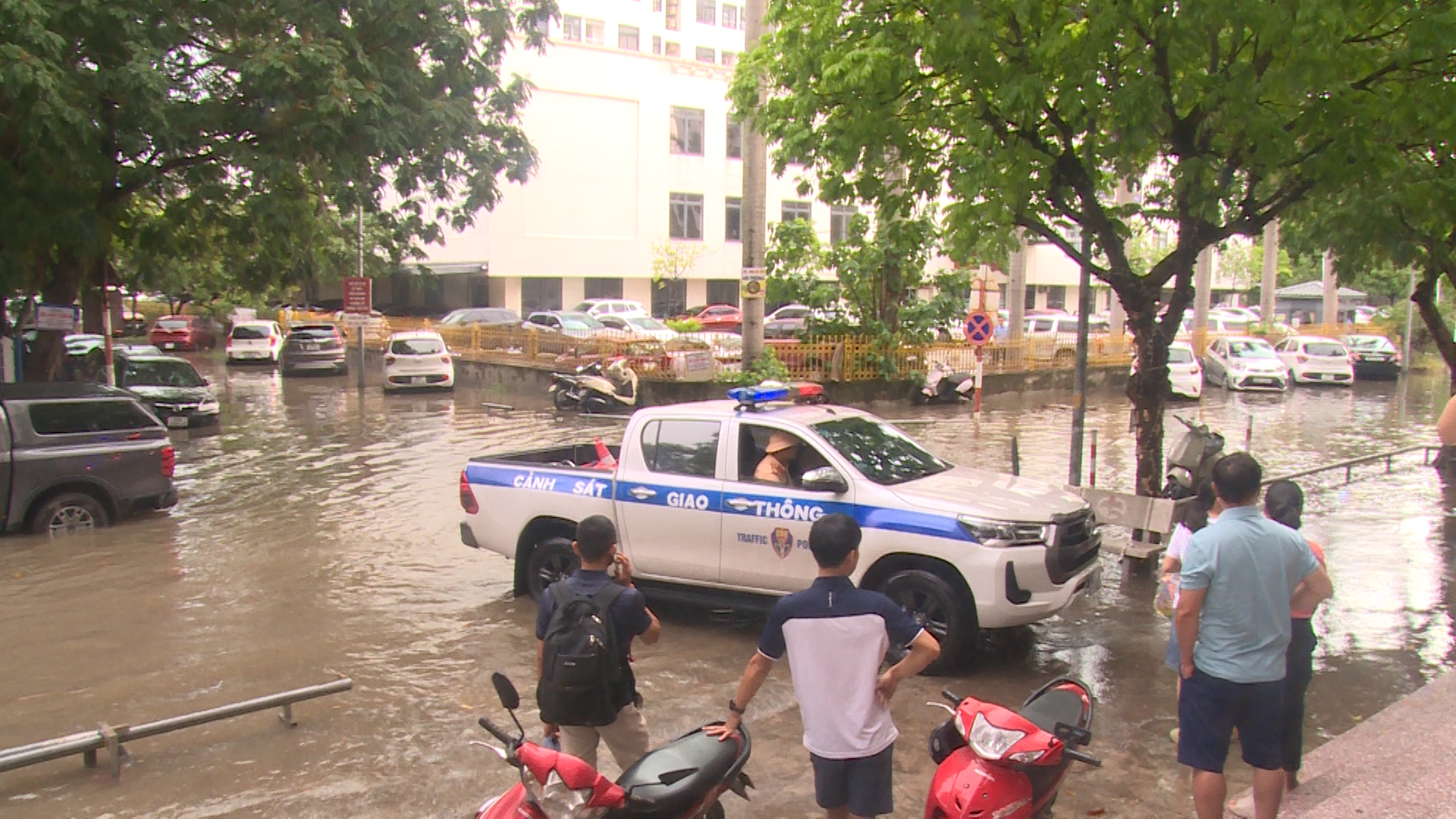 CSGT Bắc Giang d&ugrave;ng xe đặc chủng đưa h&agrave;ng chục th&iacute; sinh vượt v&ugrave;ng ngập lụt đi thi lớp 10- Ảnh 5.