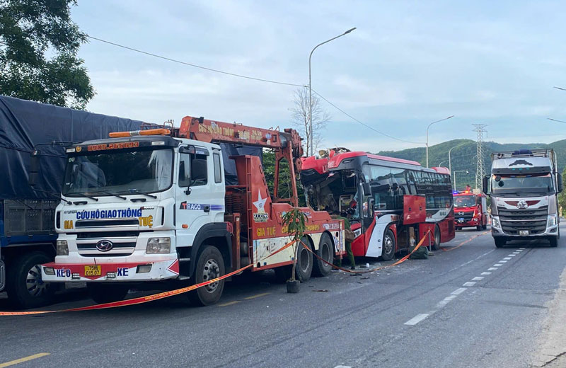 Vụ tai nạn nghi&ecirc;m trọng l&agrave;m 2 xe hư hỏng nặng.