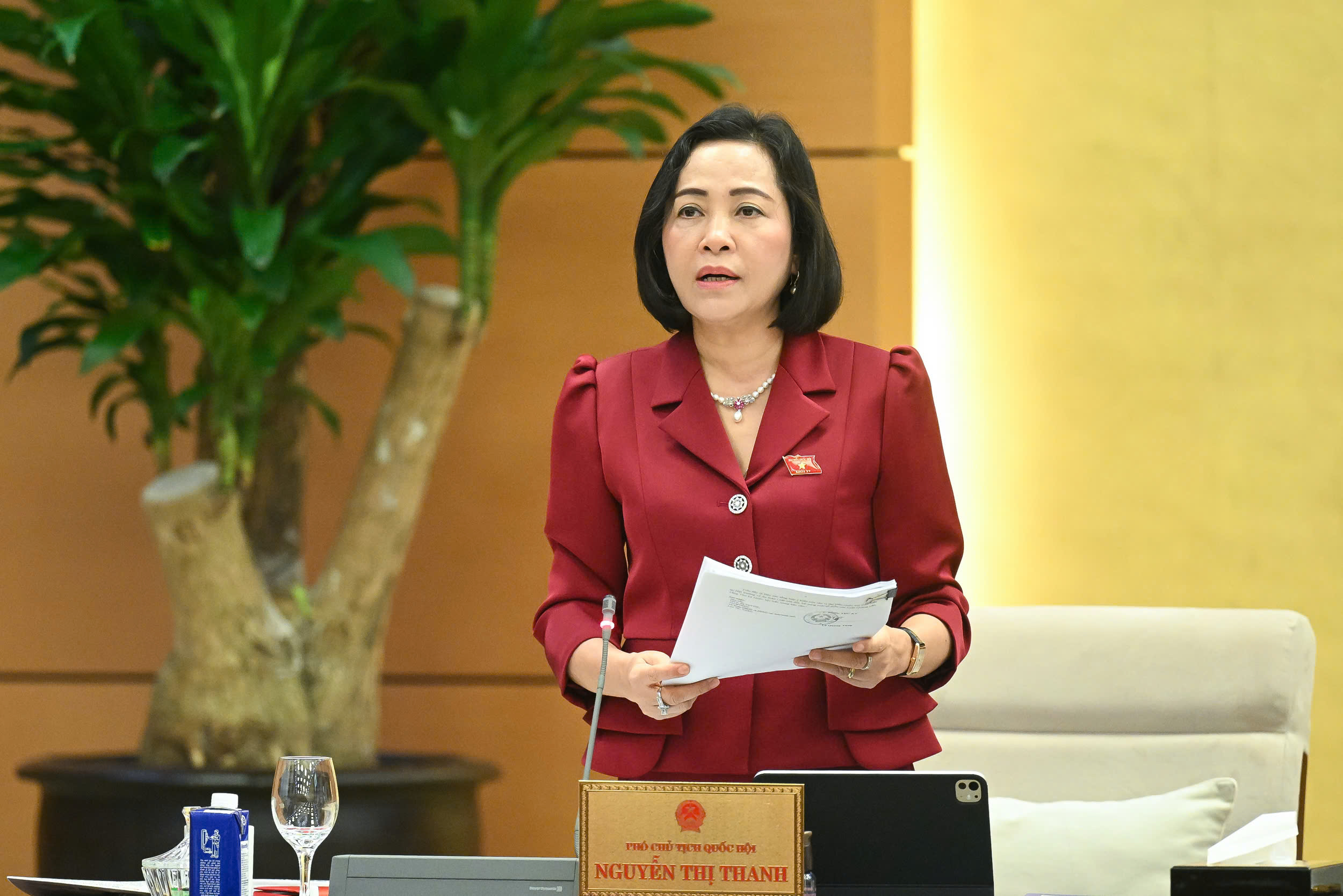 ĐBQH v&ocirc; t&igrave;nh mặc trang phục gắn logo doanh nghiệp c&oacute; phải l&agrave; quảng c&aacute;o?- Ảnh 4.