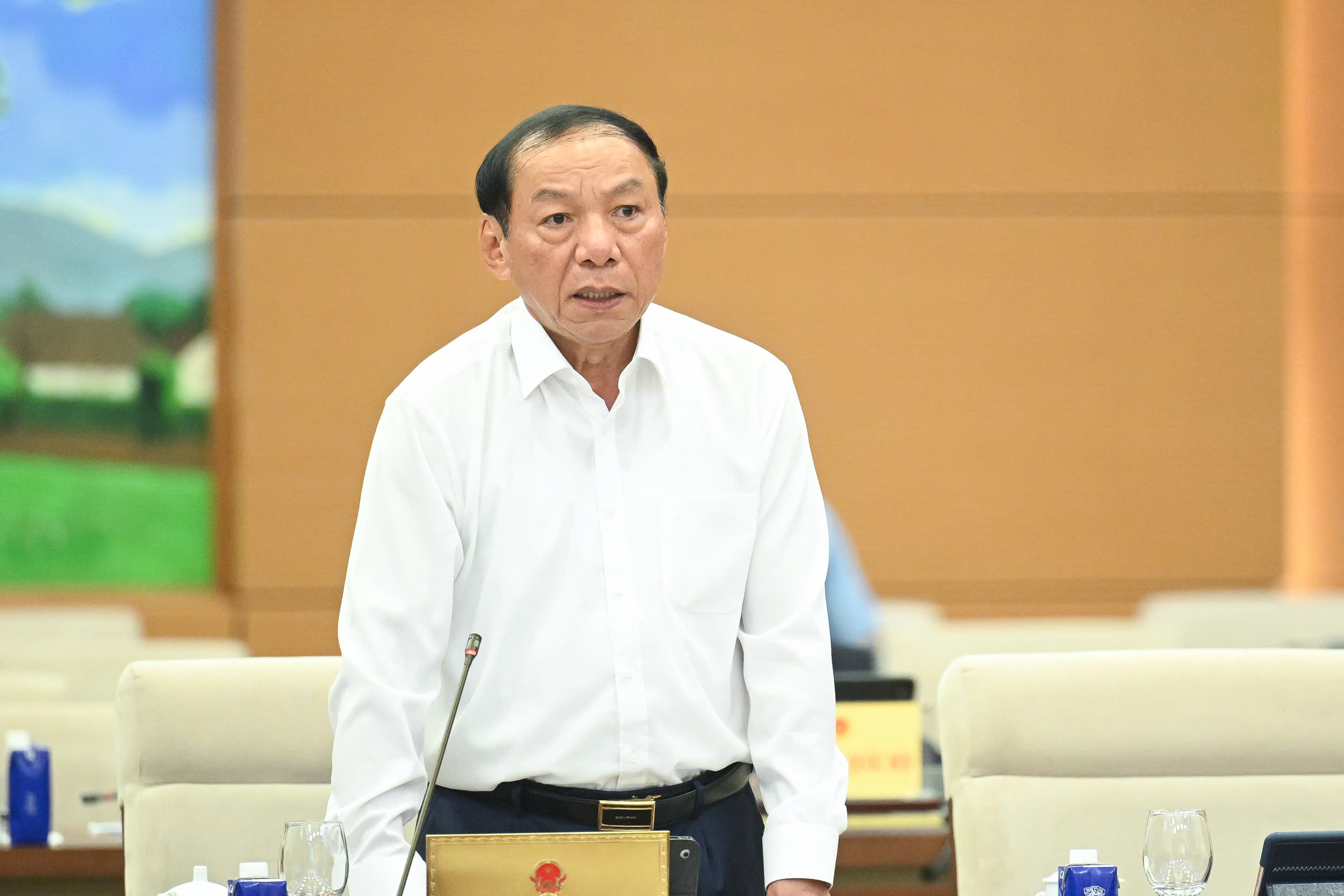 ĐBQH v&ocirc; t&igrave;nh mặc trang phục gắn logo doanh nghiệp c&oacute; phải l&agrave; quảng c&aacute;o?- Ảnh 2.