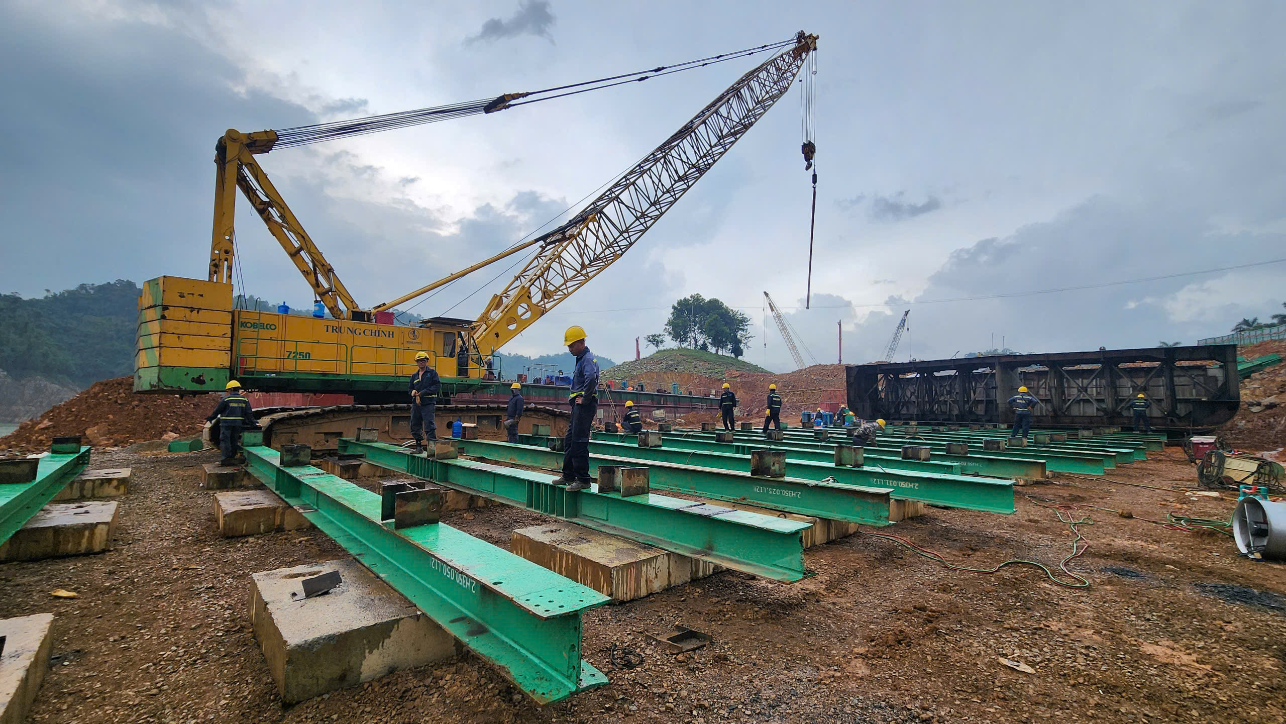 Lắp đặt s&agrave; lan lớn thi c&ocirc;ng cầu c&oacute; 2 kỷ lục tr&ecirc;n cao tốc H&ograve;a B&igrave;nh - Mộc Ch&acirc;u- Ảnh 3.