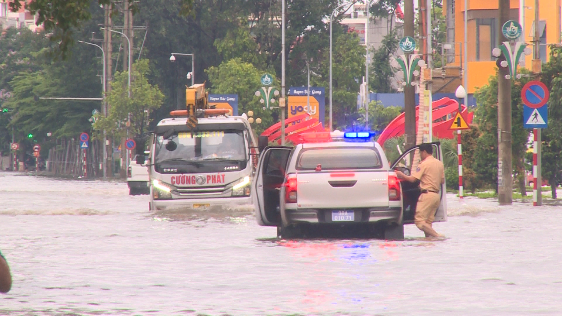 CSGT Bắc Giang d&ugrave;ng xe đặc chủng đưa h&agrave;ng chục th&iacute; sinh vượt v&ugrave;ng ngập lụt đi thi lớp 10- Ảnh 8.